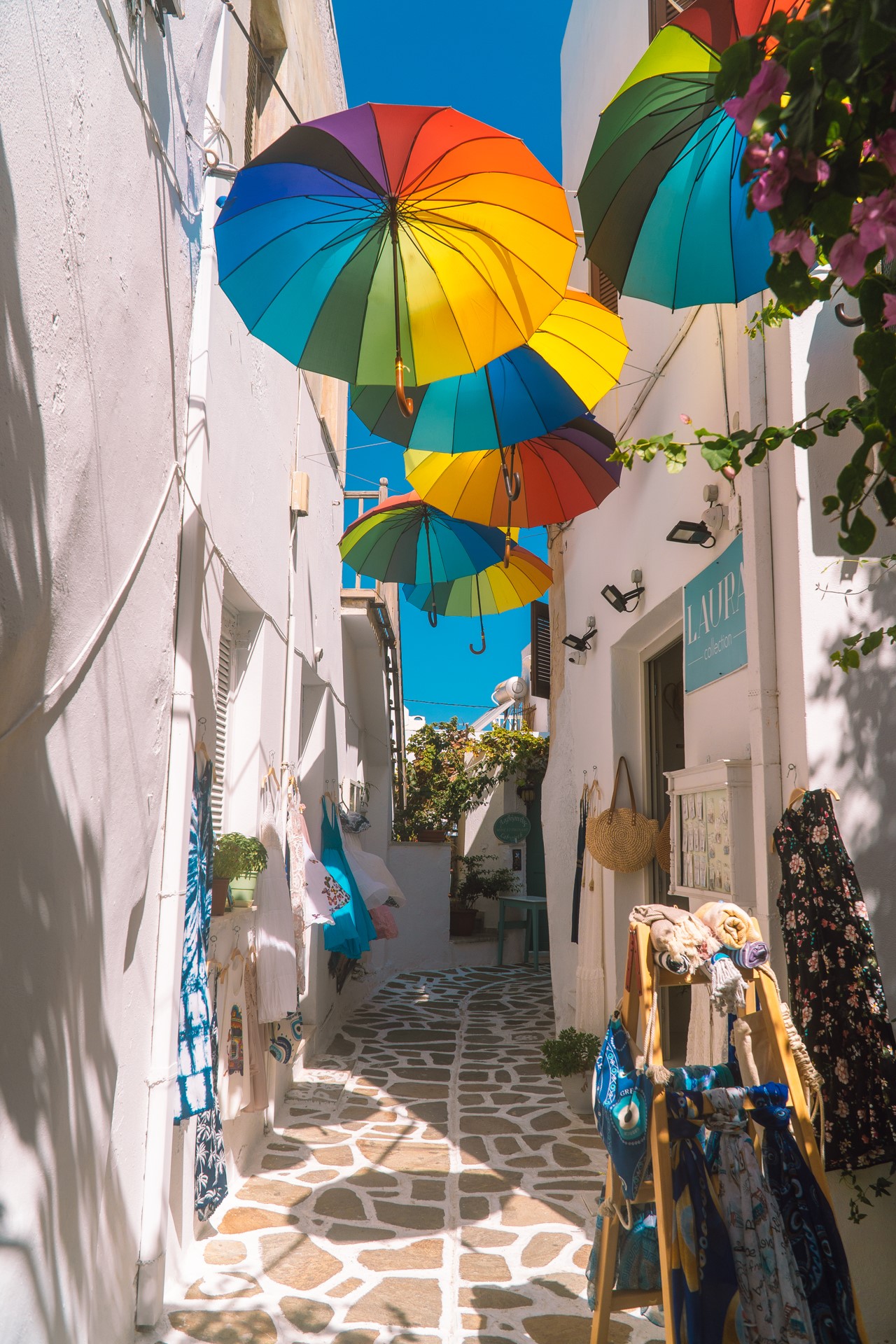 Kolorowe parasolki w mieście Naksos