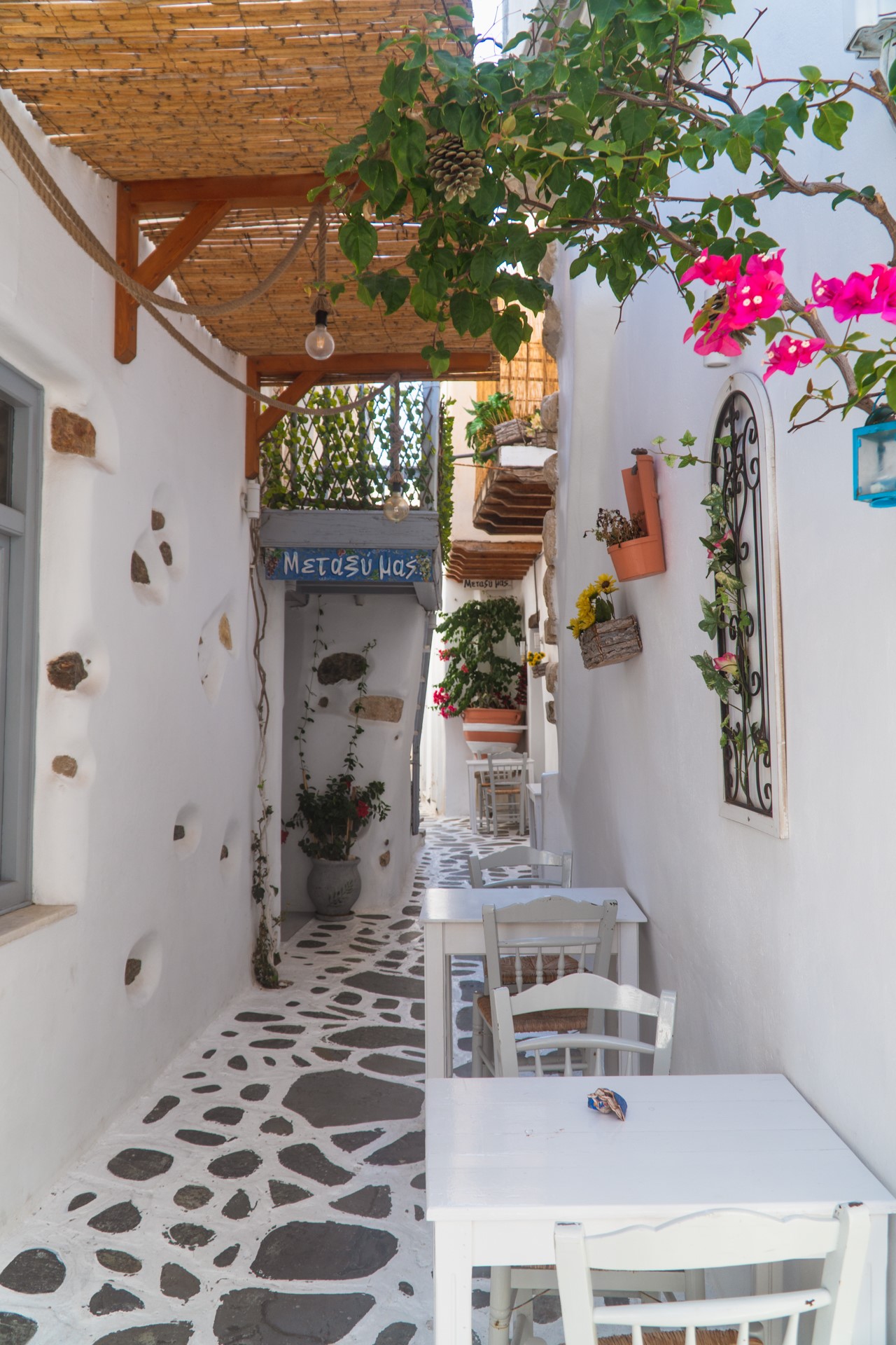 Malownicze uliczki w Naxos Town