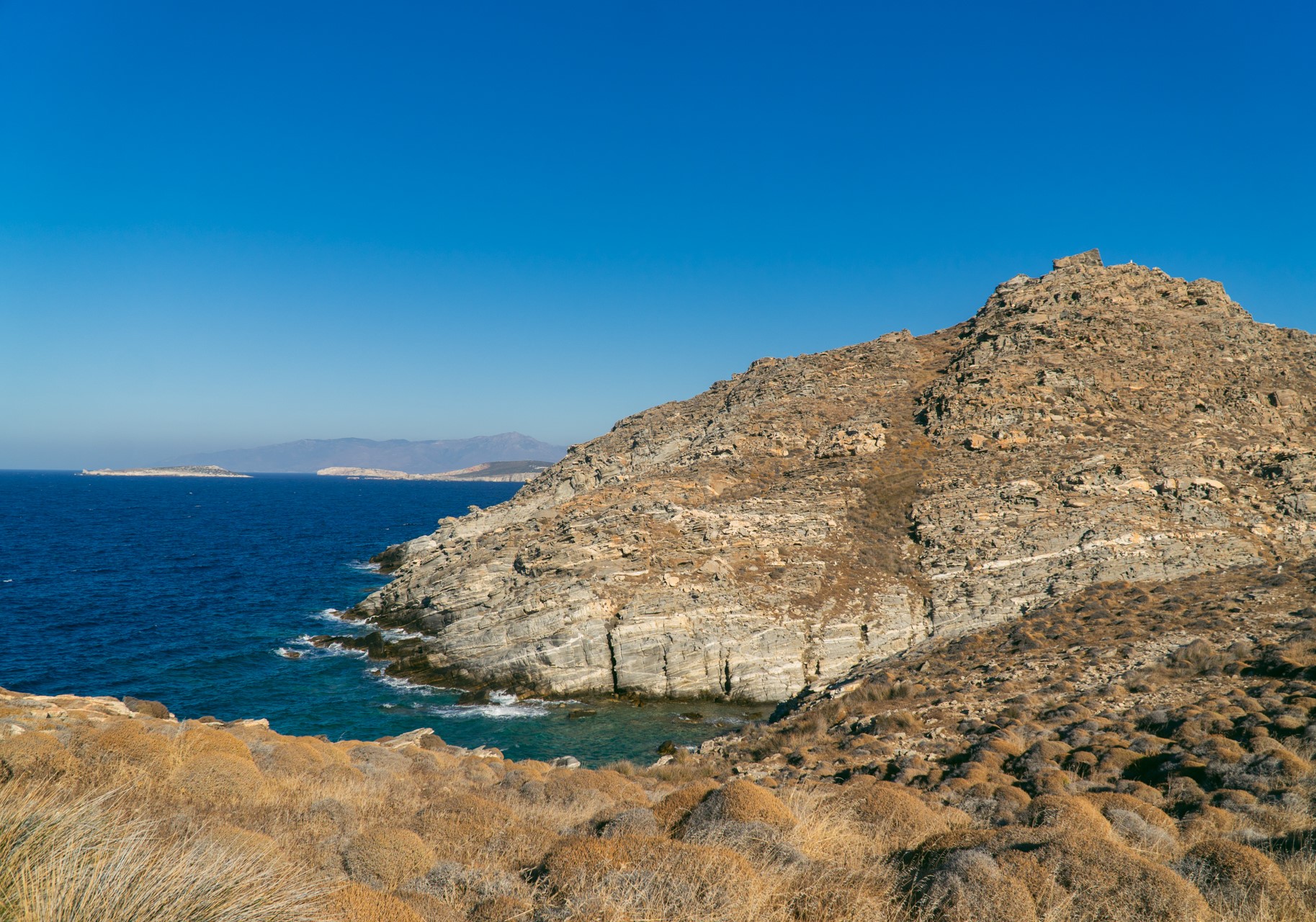 Skaliste wybrzeże cykladzkiej wyspy Paros