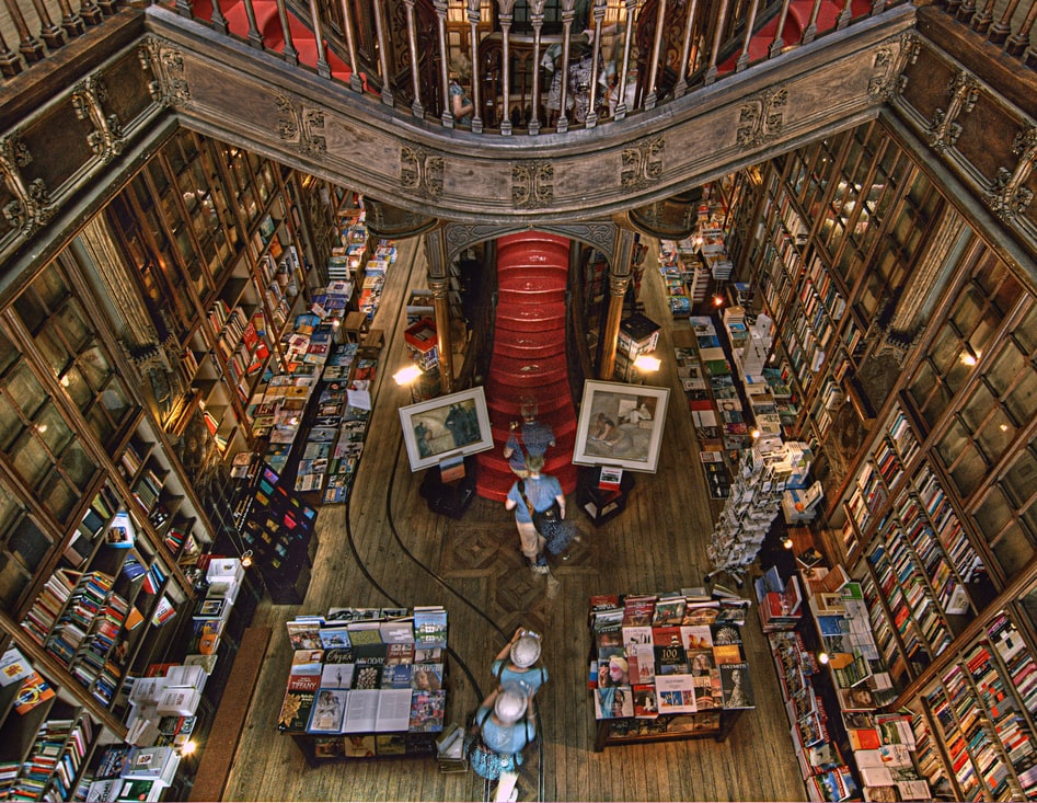 Wnętrze Księgarni Lello w Porto źródło: Pixabay