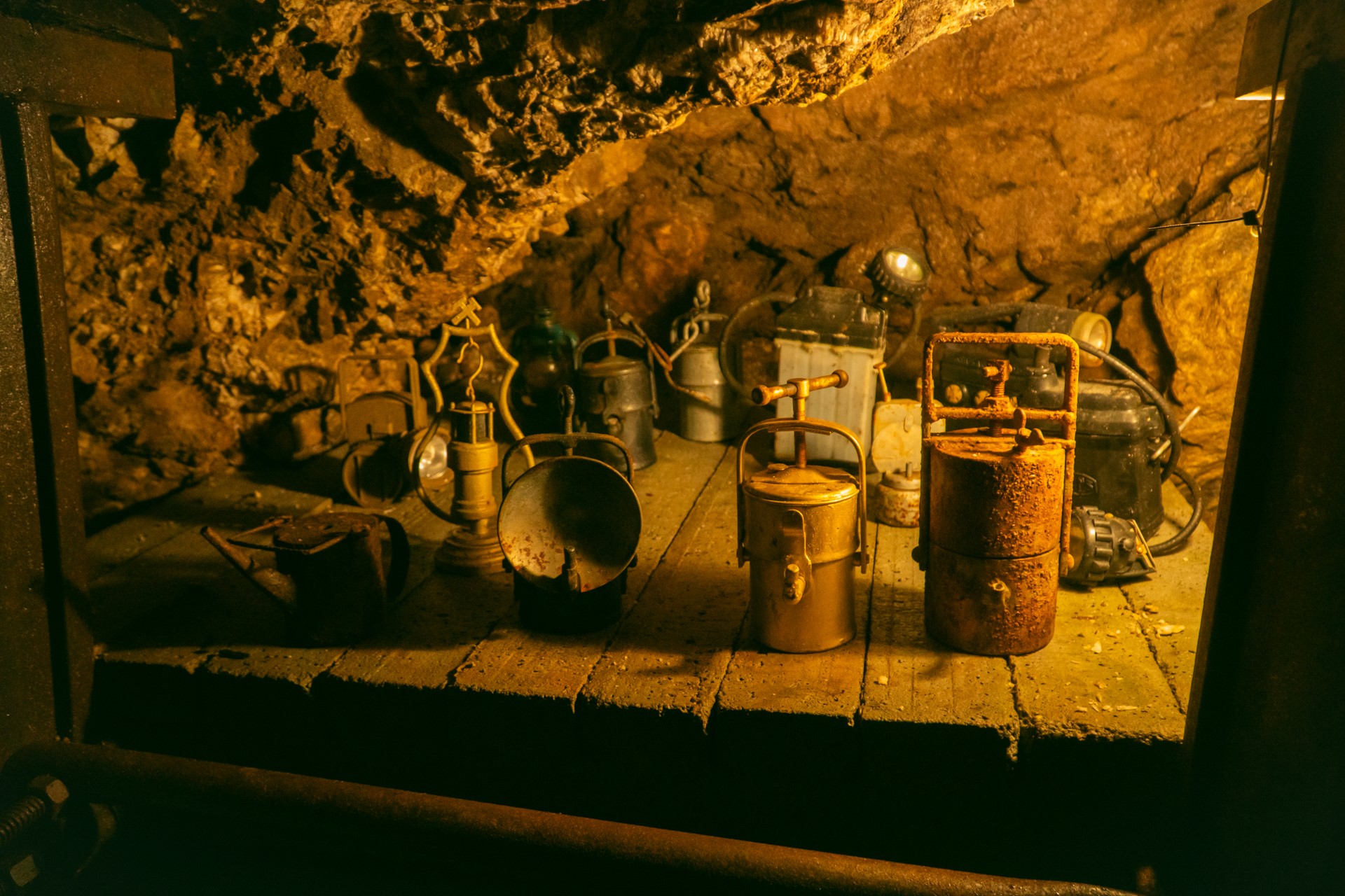 Wiekowe lampy górników | Kopalnia uranu w Kletnie