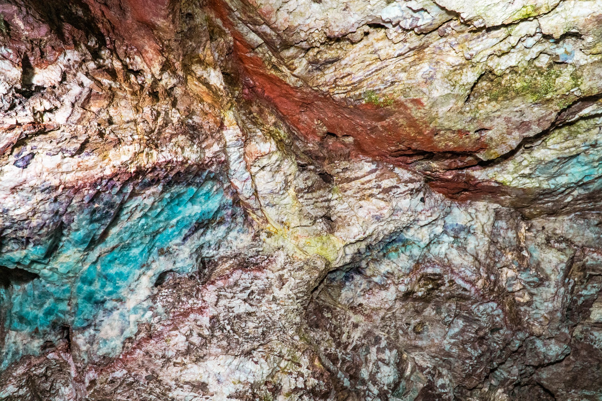 Kolorowe skały w podziemiach | Kopalnia uranu w Kletnie