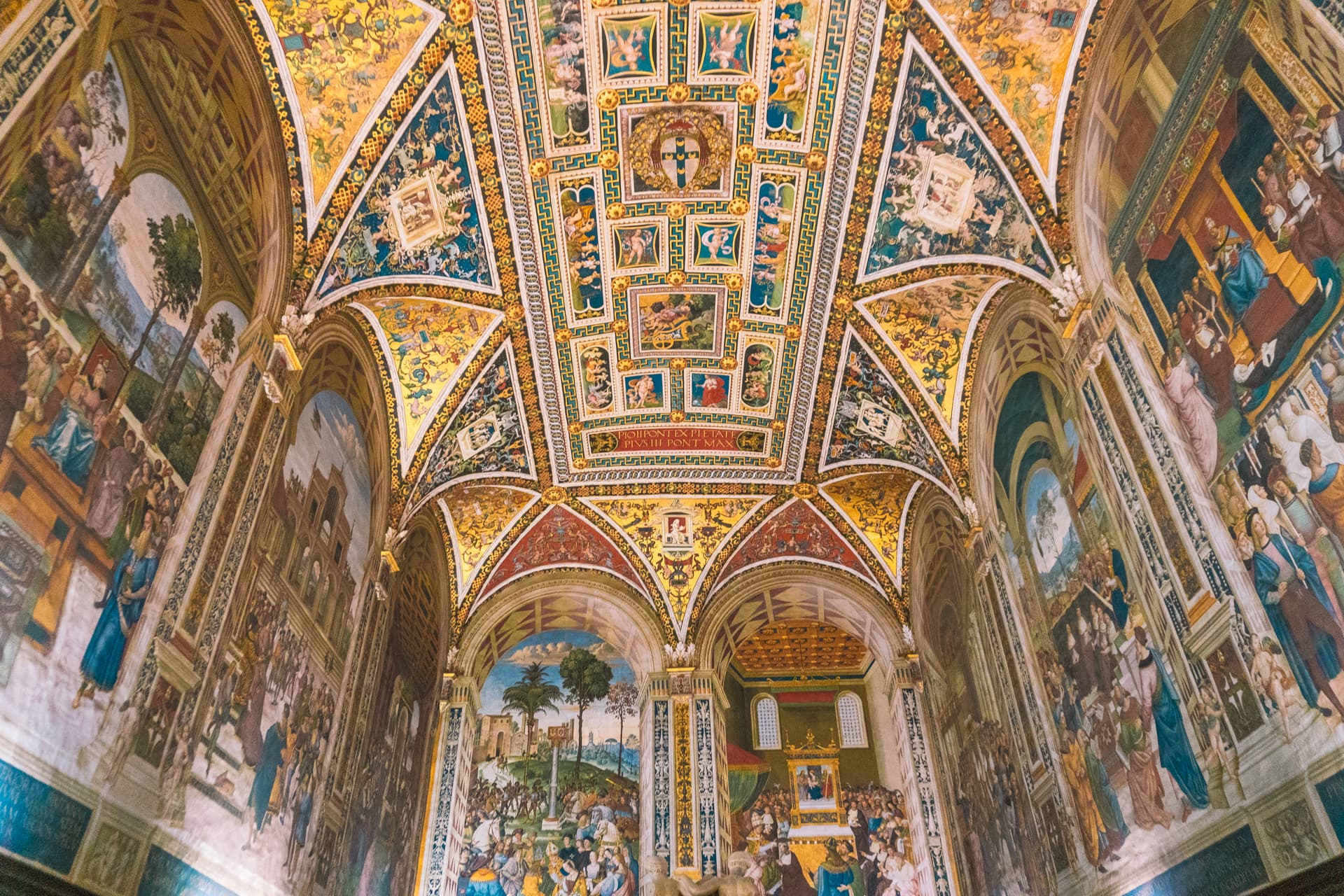 Kolorowe wnętrza w Bibliotece Piccolomini w Sienie | Zwiedzanie Sieny