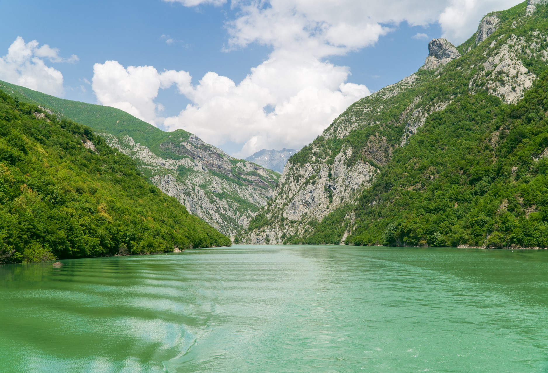 Jezioro Koman w Górach Przeklętych w Albanii