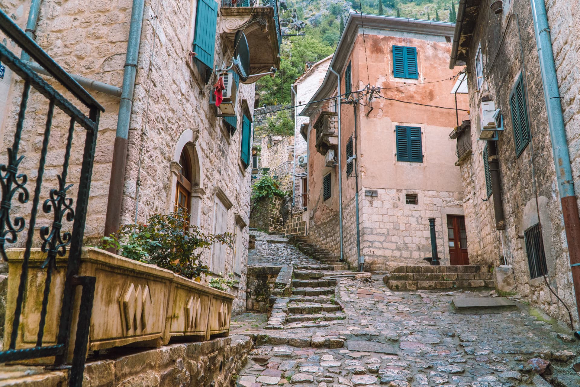 Ustronne uliczki w Kotorze