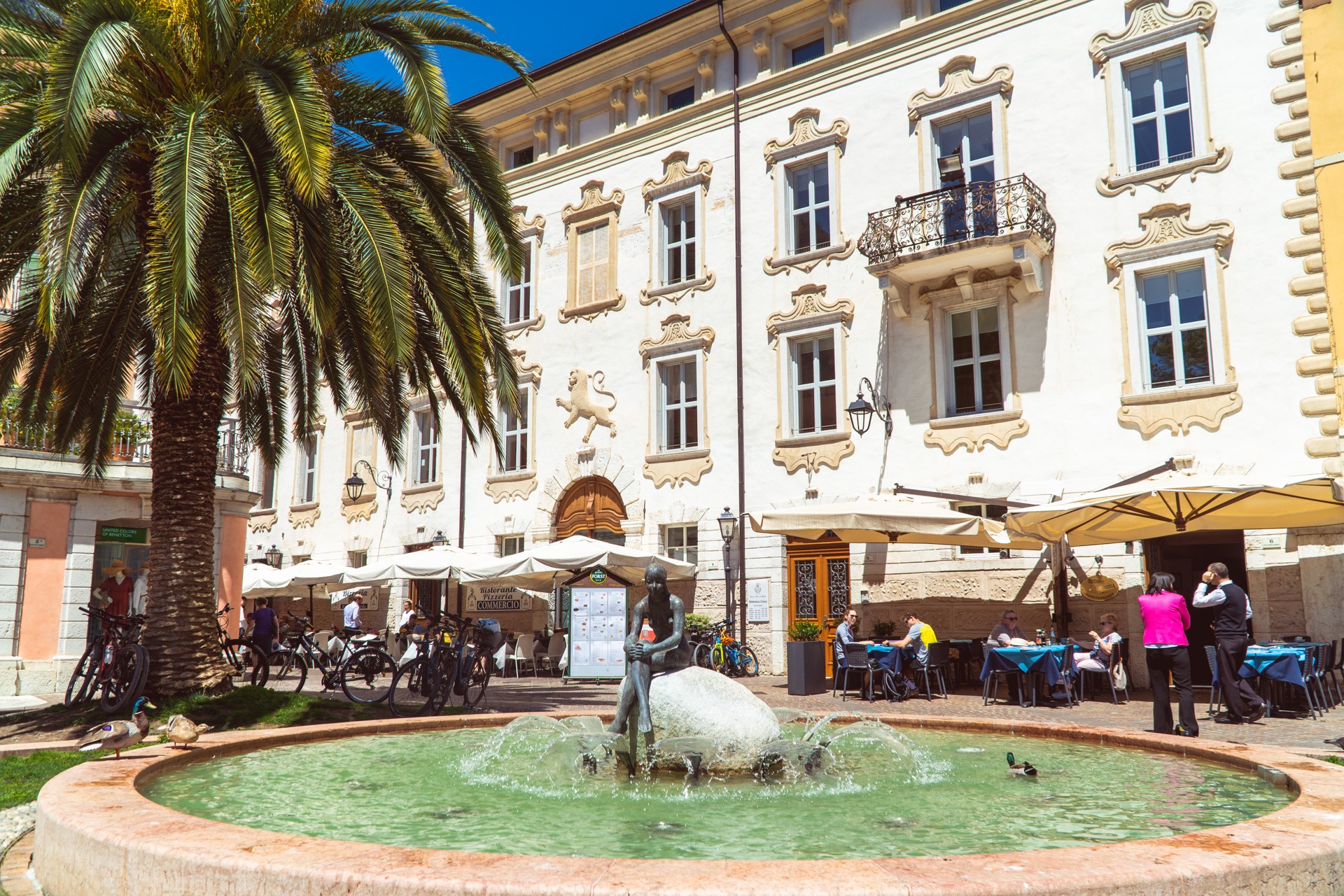 Palma nad fontanną w Riva del Garda