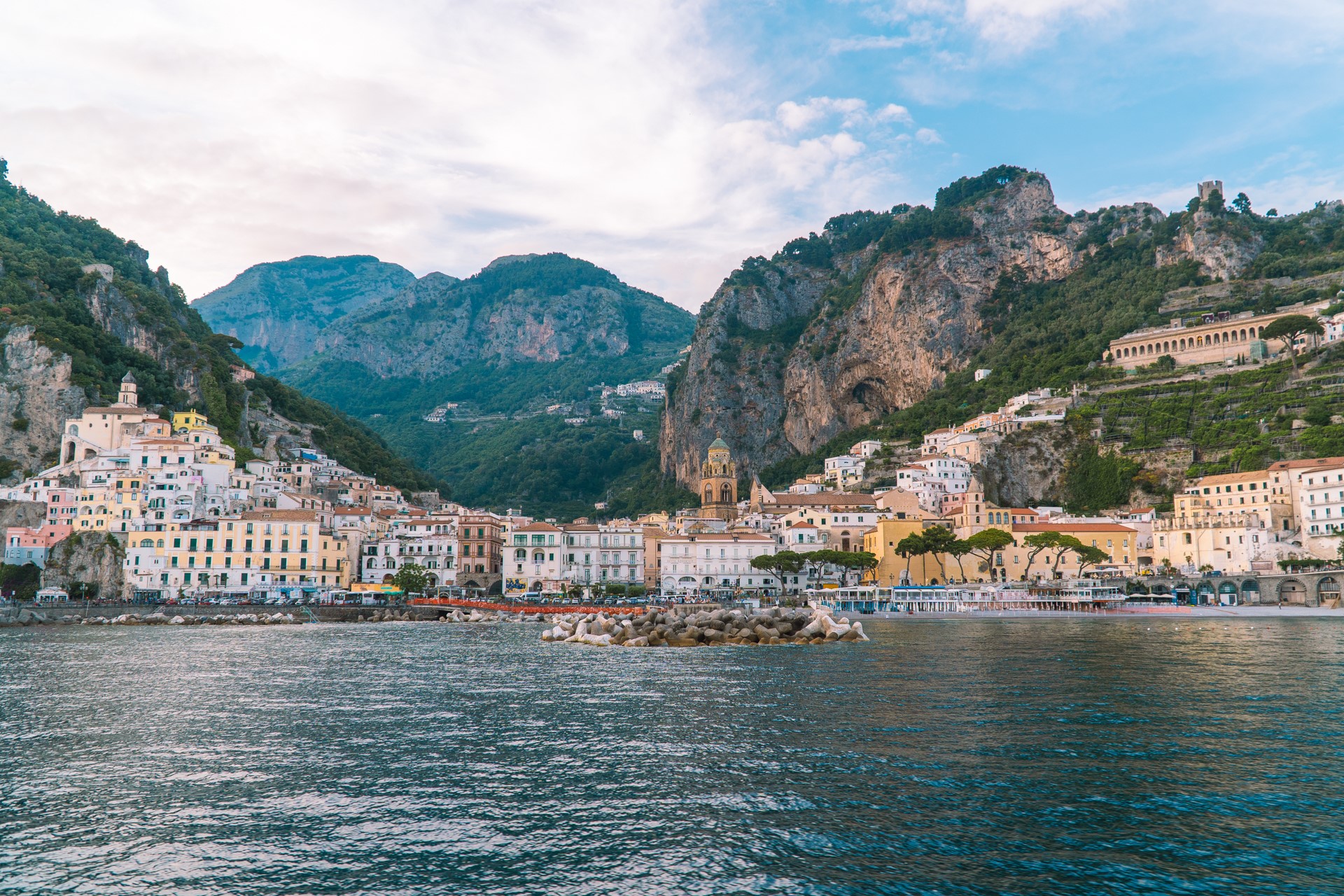 Widok ze statku na Amalfi