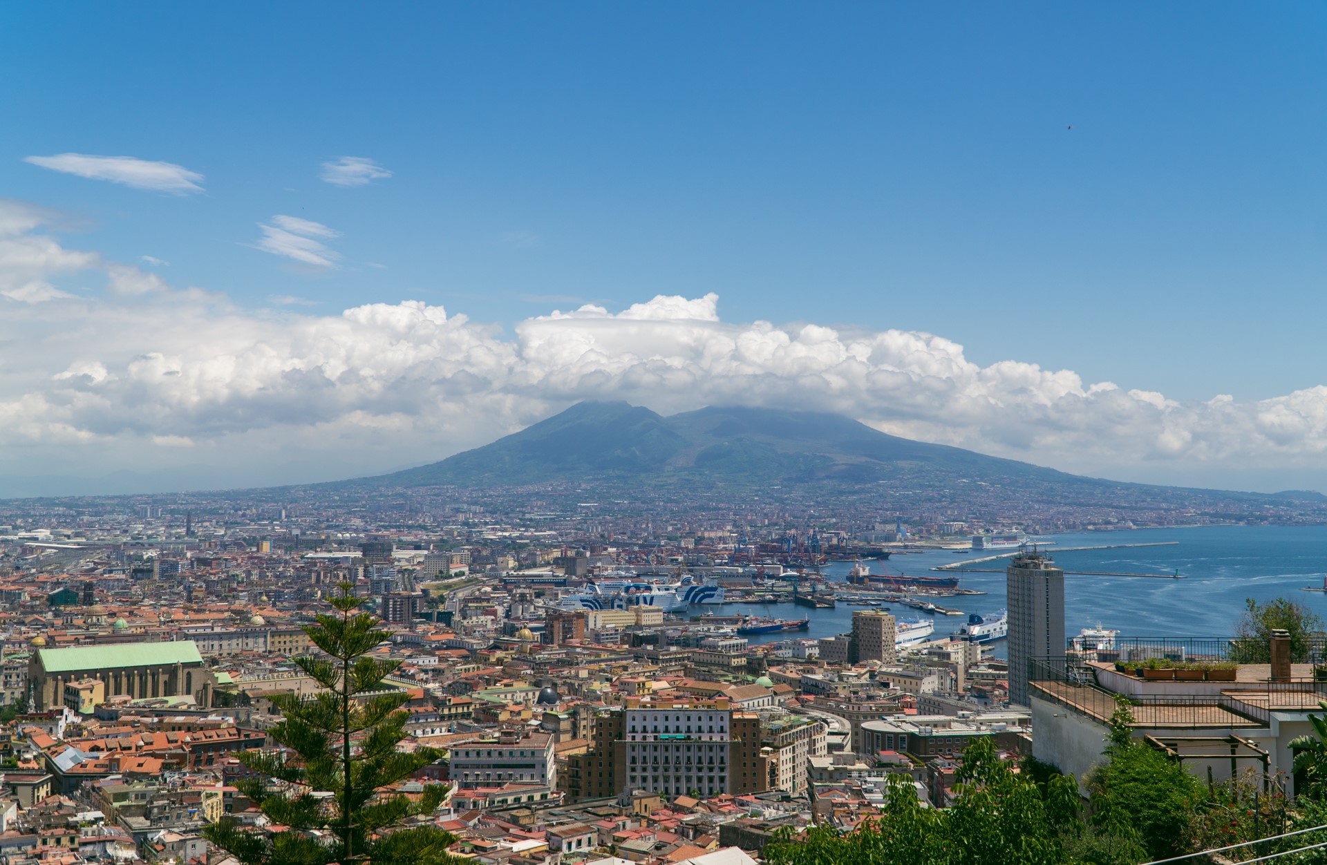 Wezuwiusz nad Neapolem | Atrakcje w Neapolu