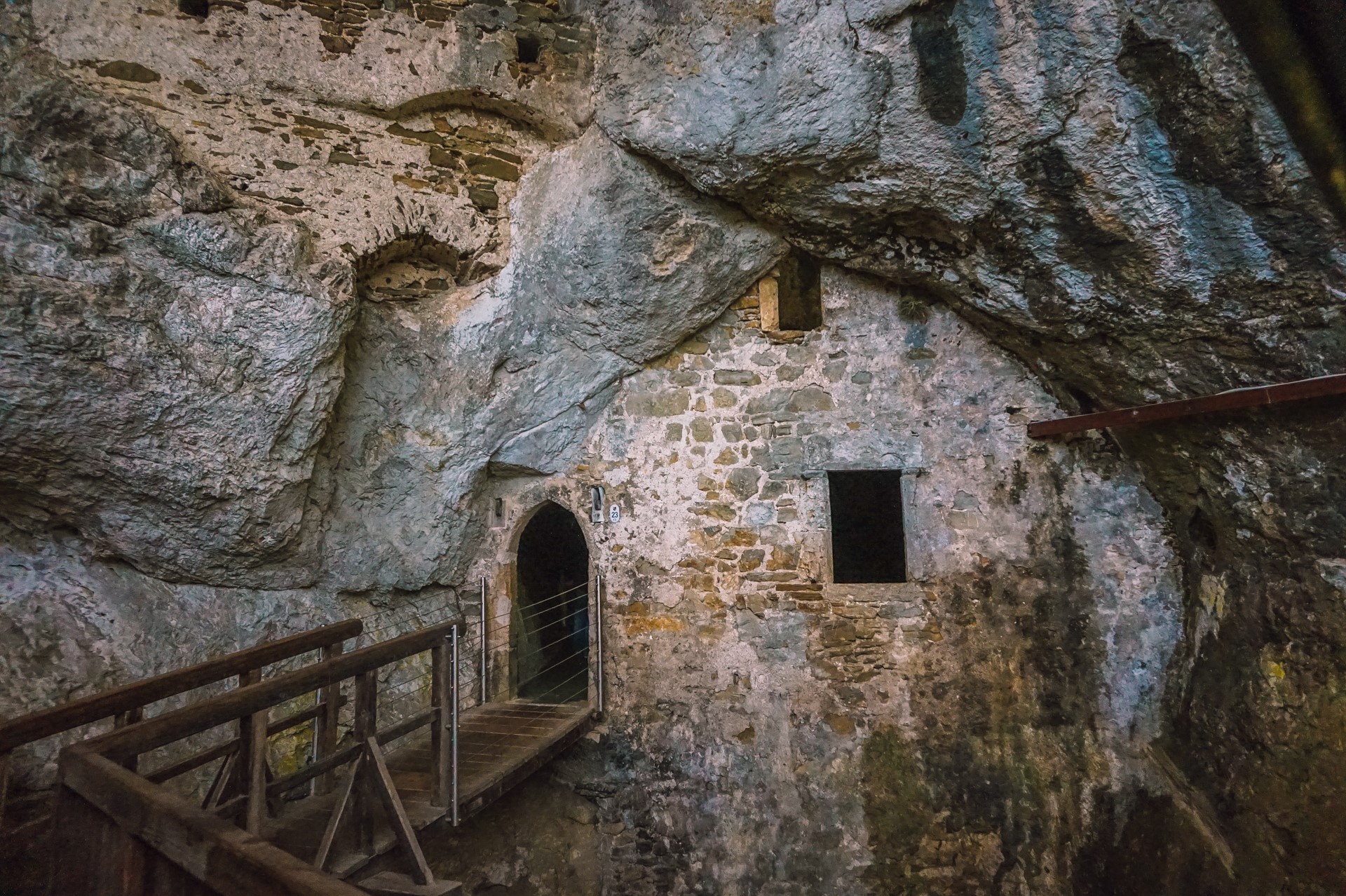 Wnętrze zamku Predjamski Grad | Jaskinie Szkocjańskie czy Postojna?
