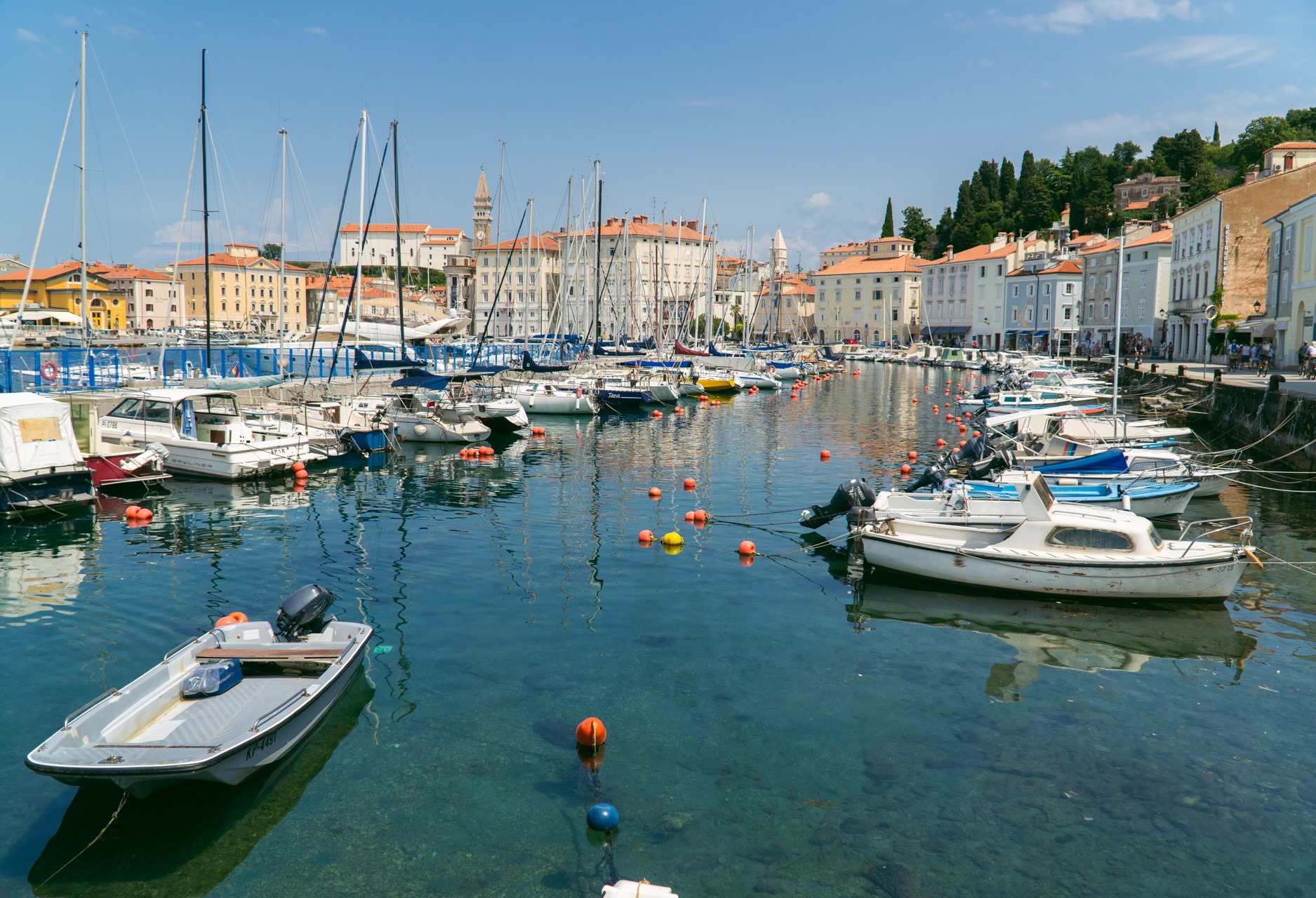 Jachty i łódki w Piranie | Najładniejsze miasteczka w Słowenii