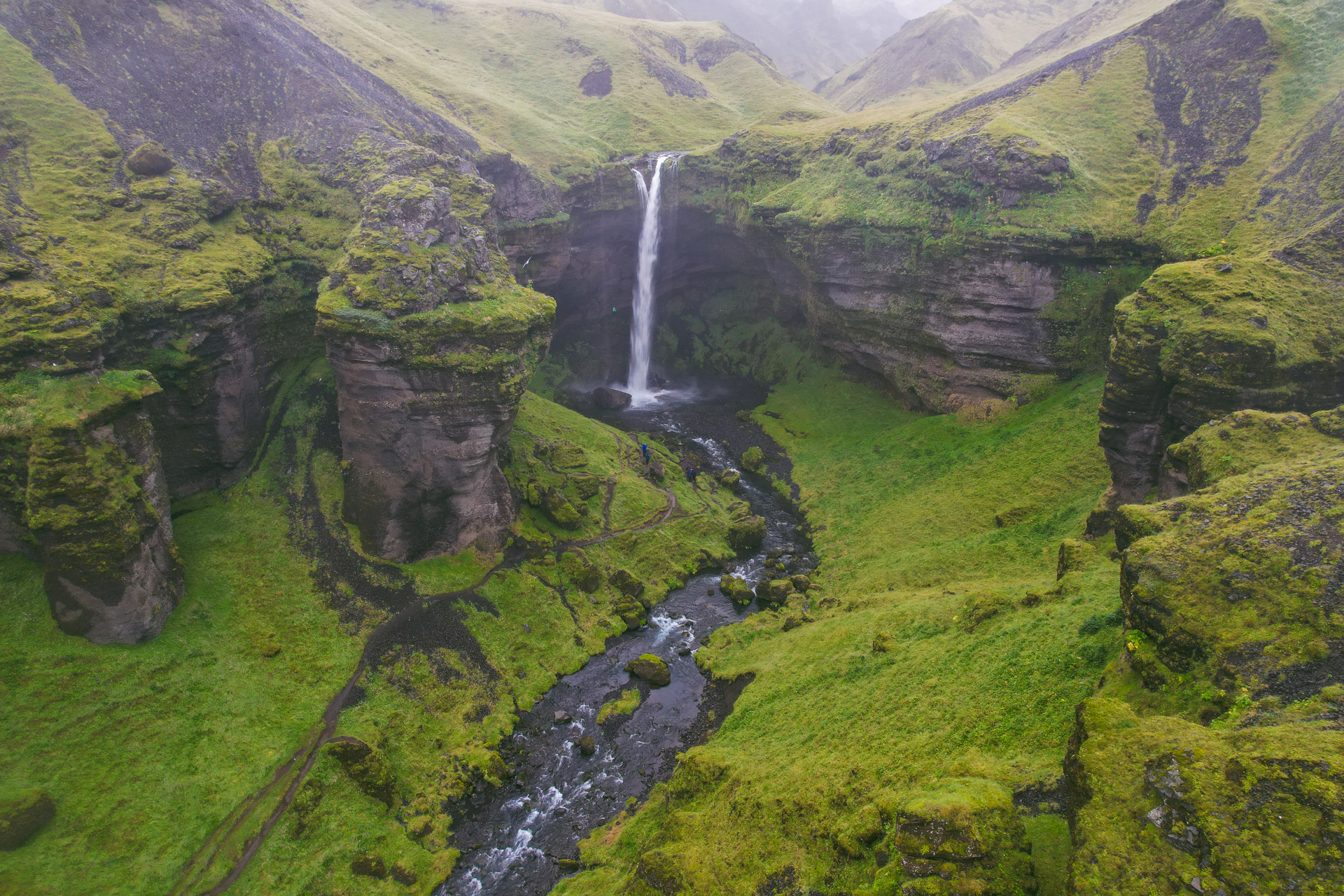 Zielony kanion z wodospadem Kvernufoss | Islandzkie wodospady