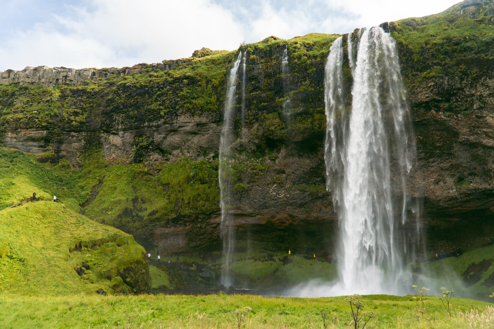 Seljalandsofss oglądane z parkingu | Islandzkie wodospady