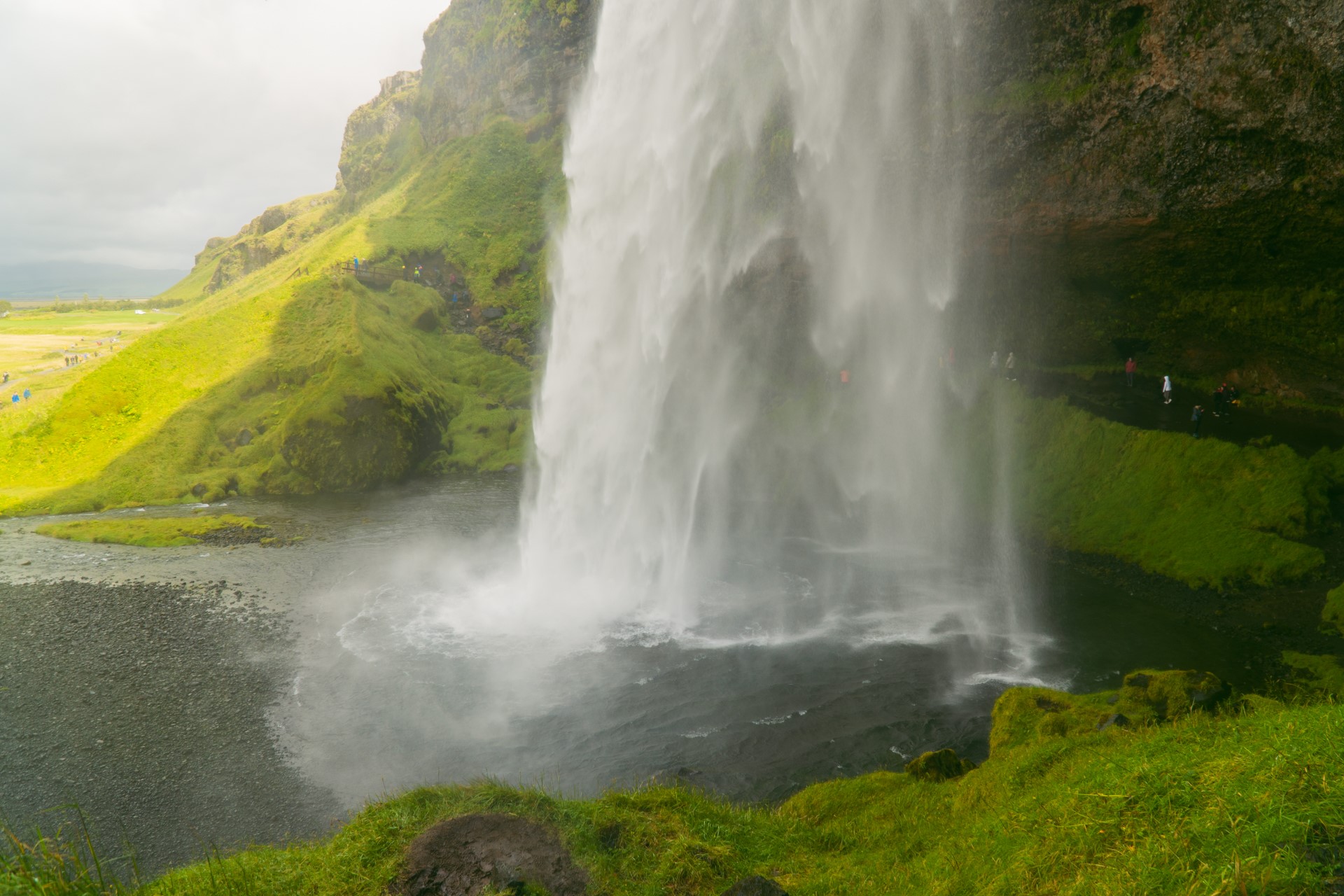 Przejście wokół Seljalandsfoss | Islandzkie wodospady