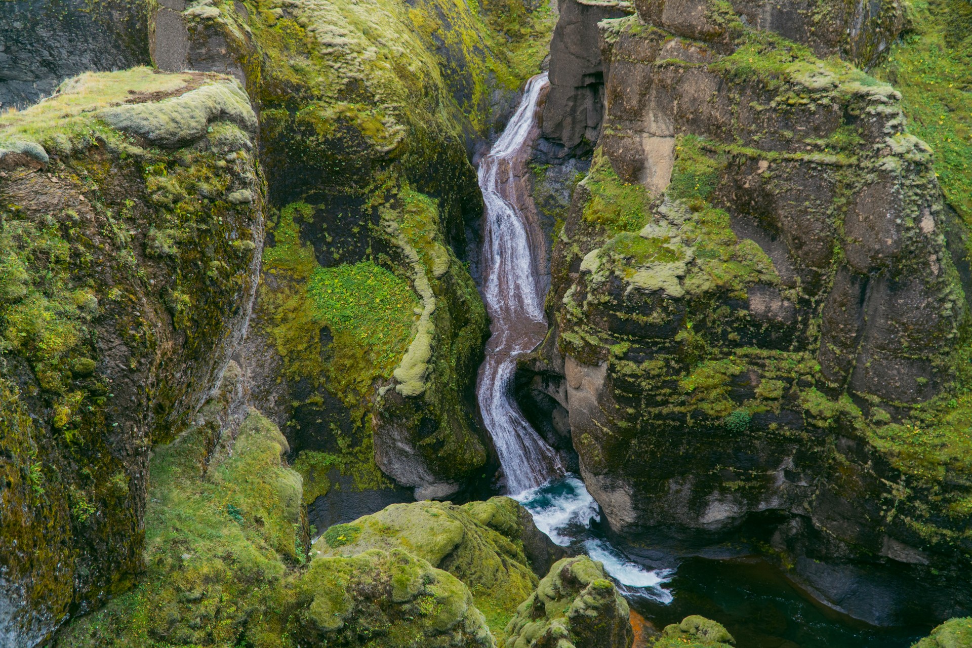 Wodospad w kanionie Fjaðrárgljúfur | Podróż na Islandię