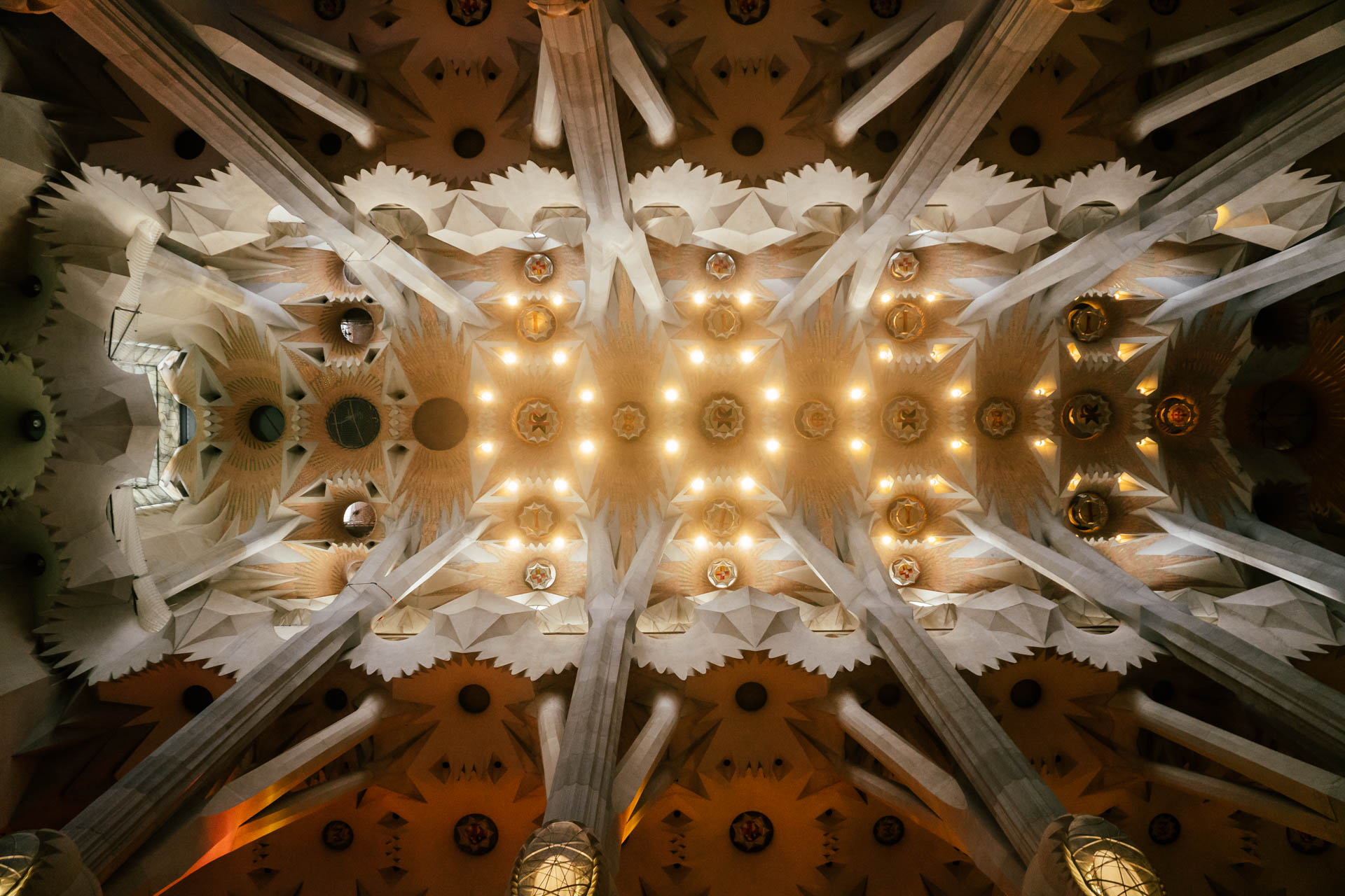 Zdobiony sufit w Sagrada Familia | Atrakcje w Barcelonie