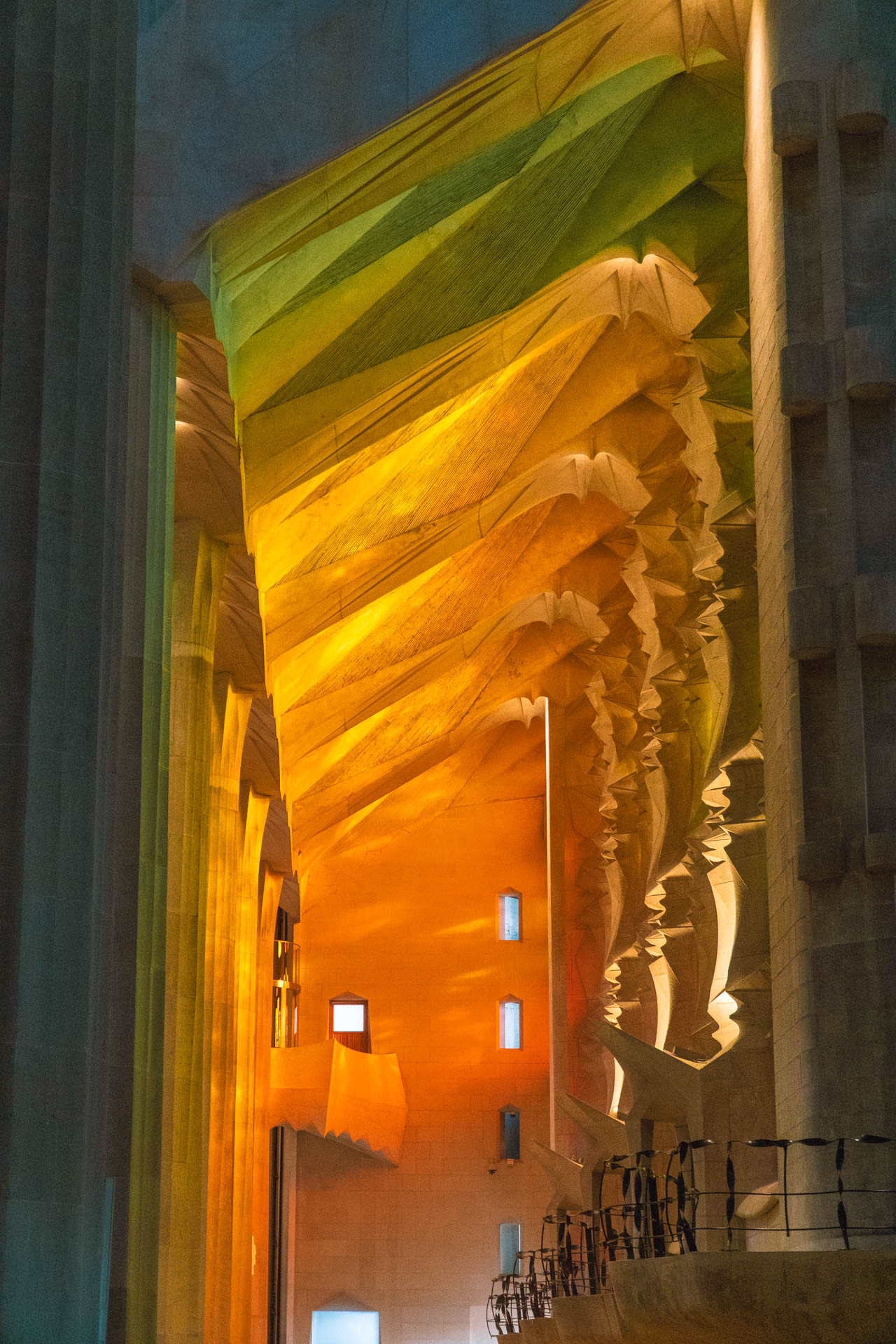 Kolorowe światła z witraży w Sagradzie | Atrakcje w Barcelonie