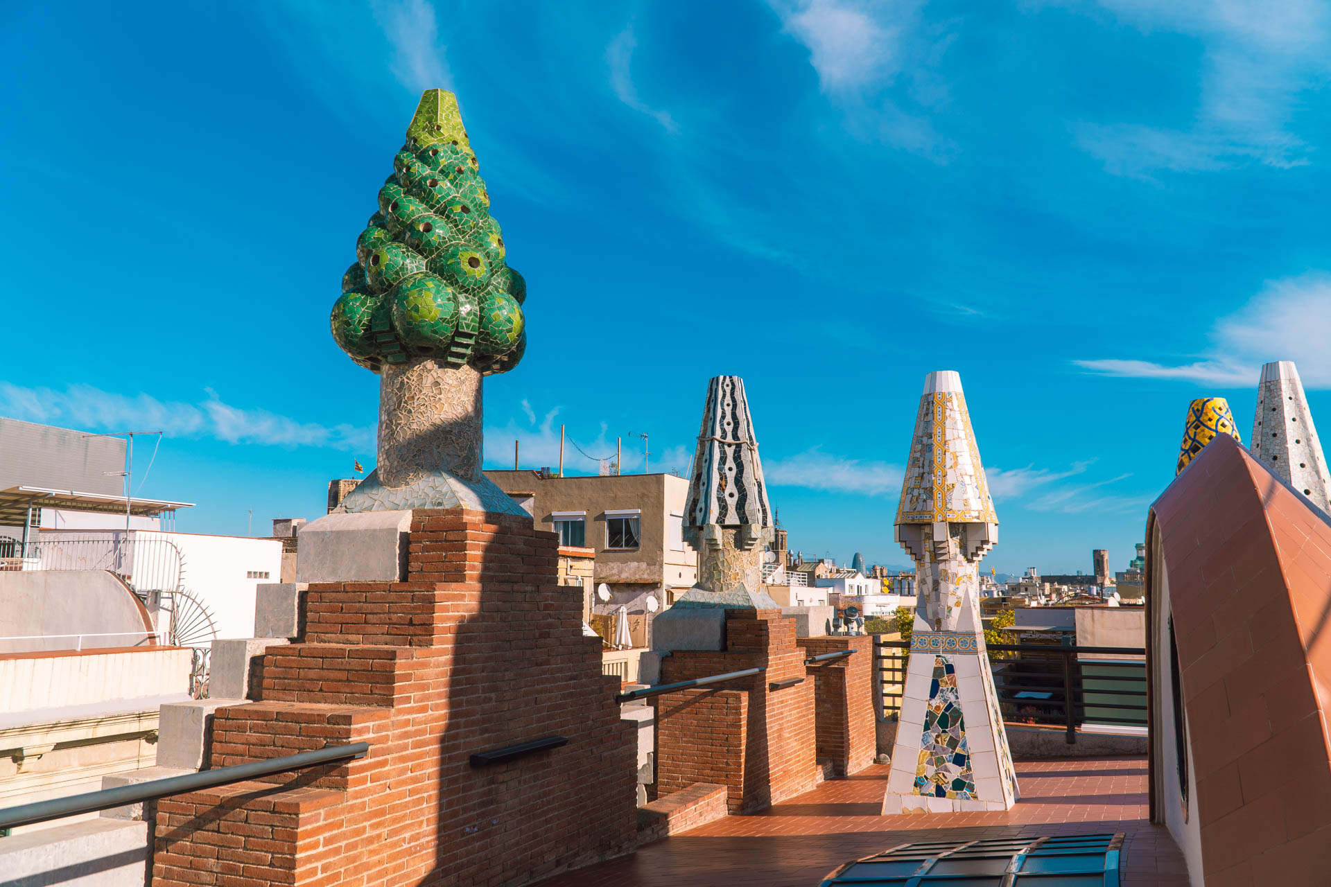Kominy na dachu Palau Guell | Atrakcje w Barcelonie