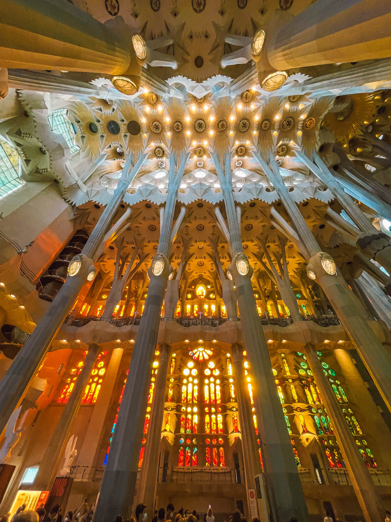 Kolorowe witraże w Sagrada Familia | Atrakcje w Barcelonie