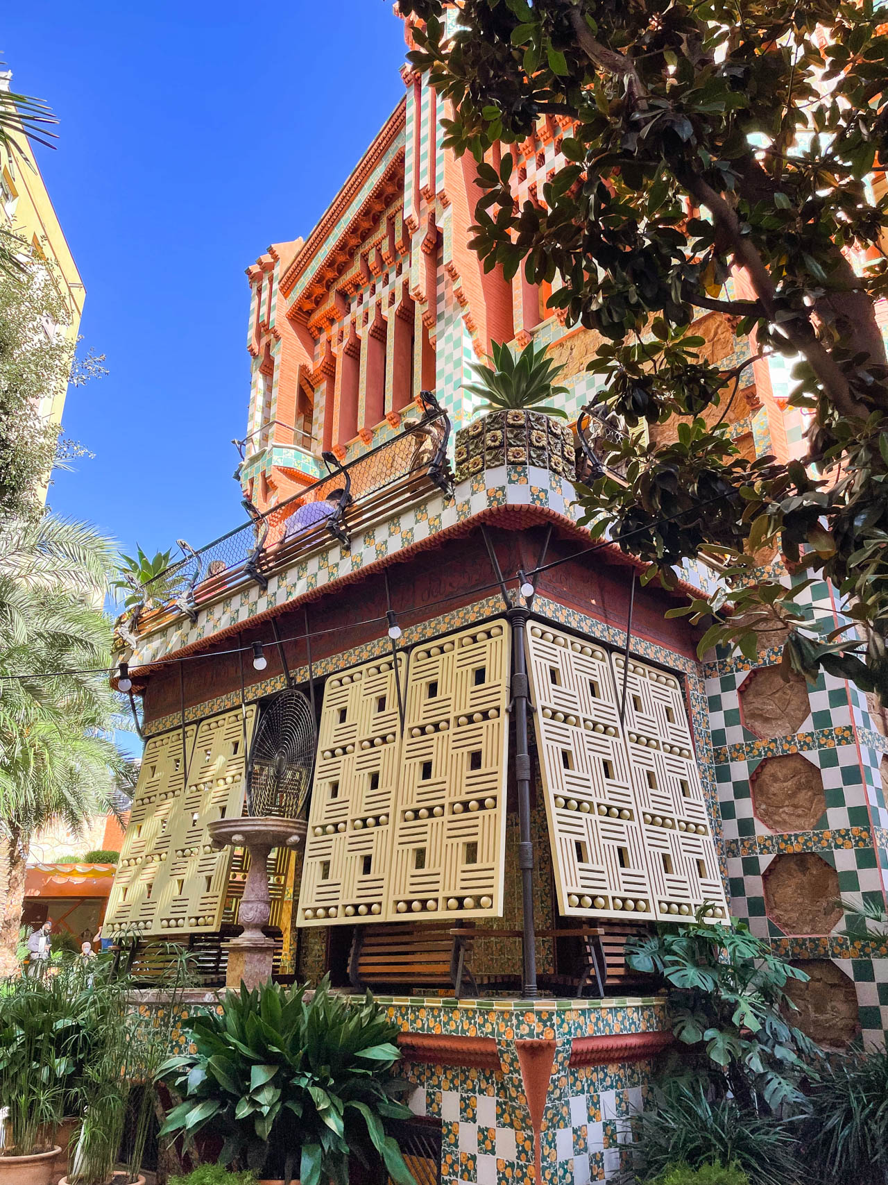 Fasada pałacu Casa Vicens | Atrakcje w Barcelonie