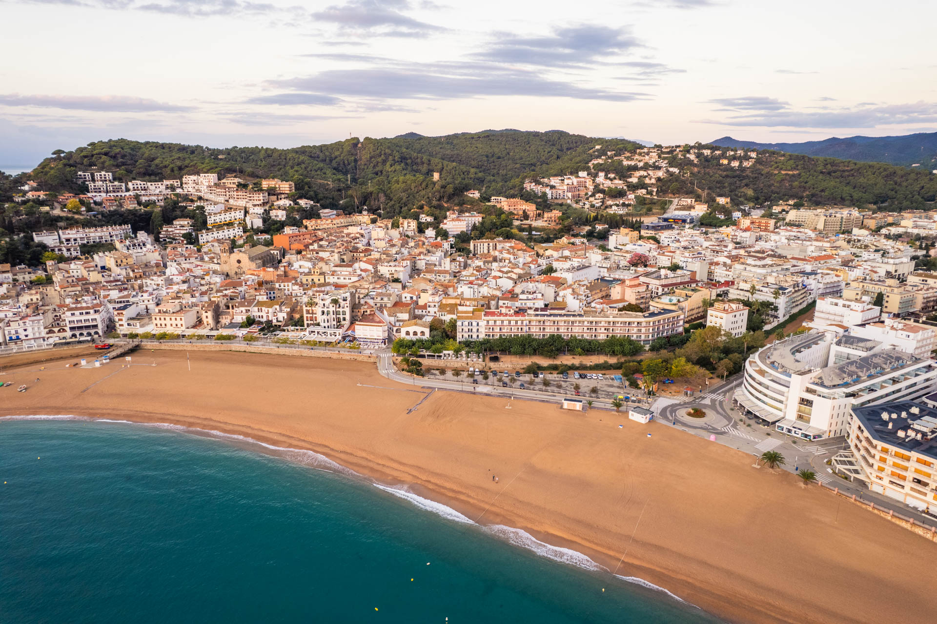 Miasto i główna plaża ujęta z drona | Wakacje w Tossa de Mar