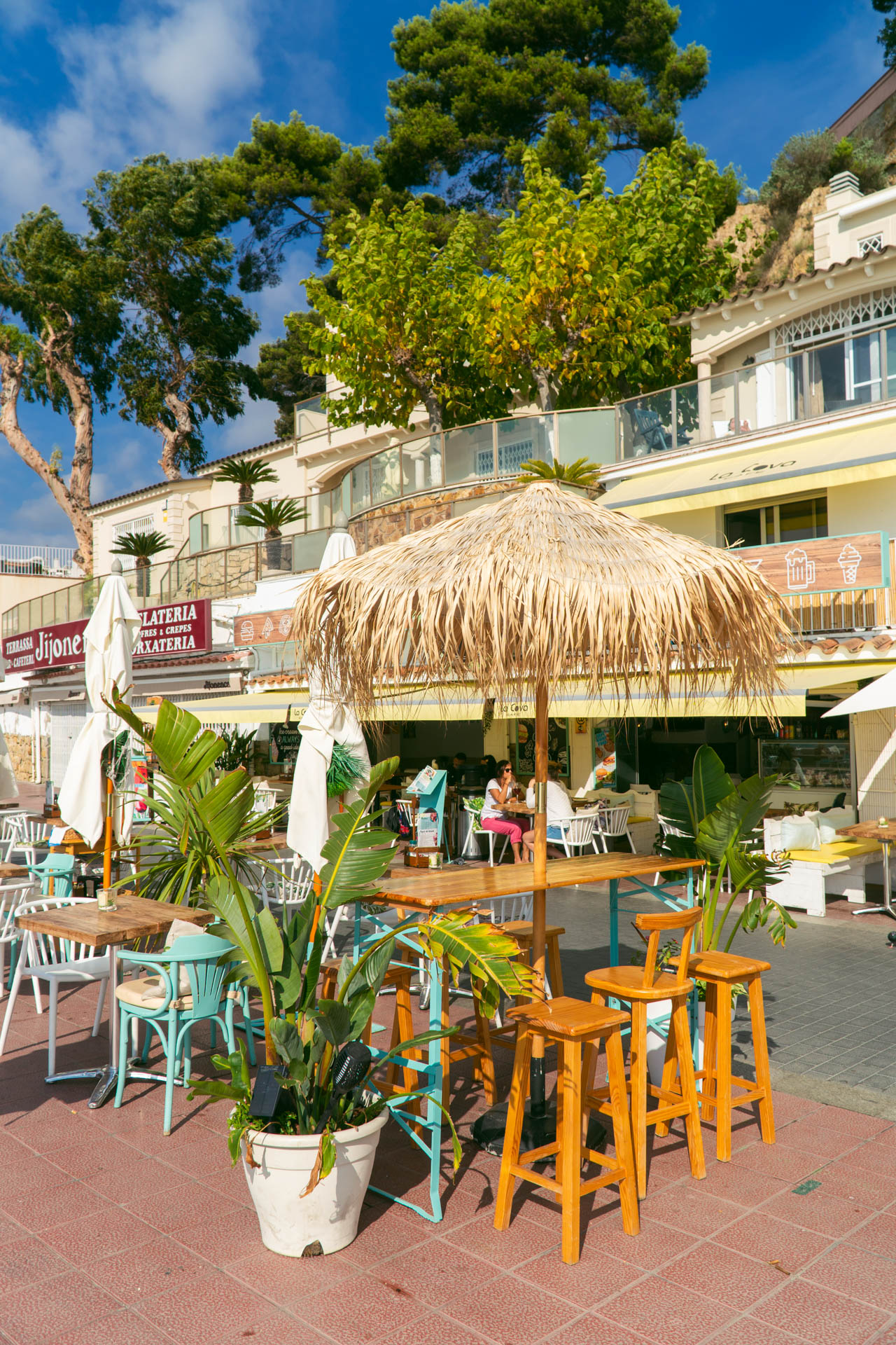 Bar z parasolami w Lloret de Mar