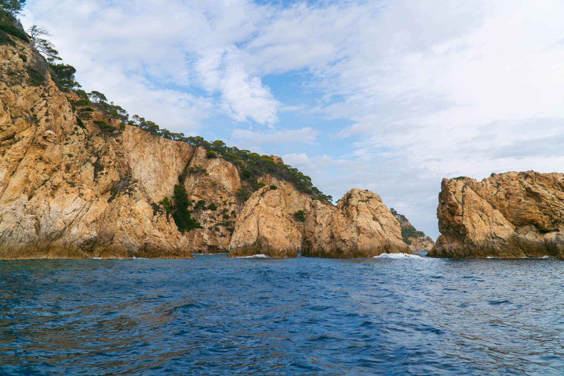 Wybrzeże Costa Brava widziane z pokładu łódki