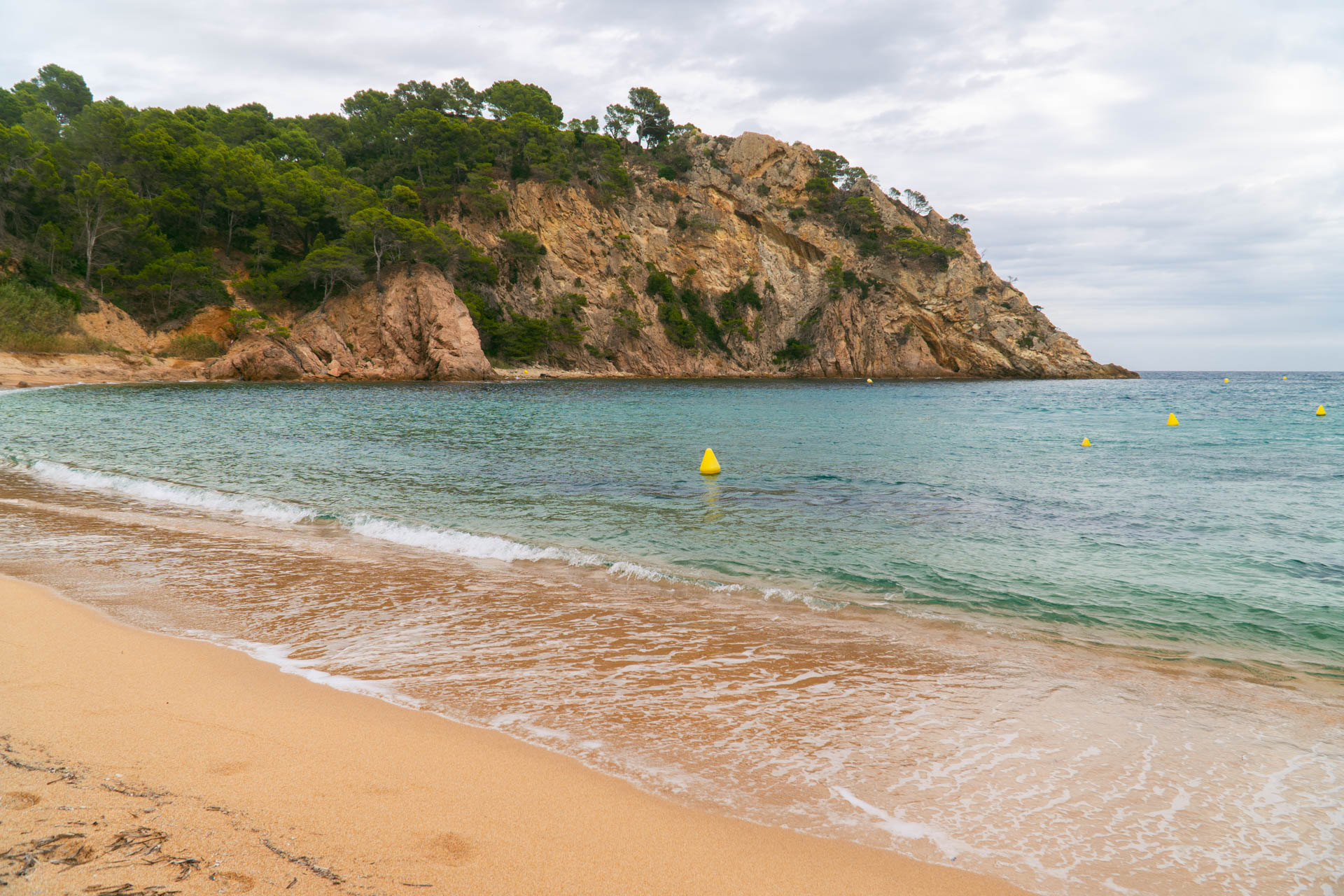 Piaszczysta plaża w zatoce na Costa Brava | Wakacje w Tossa de Mar
