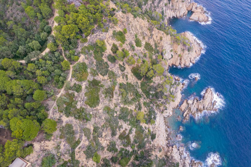 Skały i Morze Śródziemne na wybrzeżu Katalonii | Wakacje w Tossa de Mar