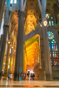 Kolorowe światło Sagrada Familia | Weekend w Barcelonie