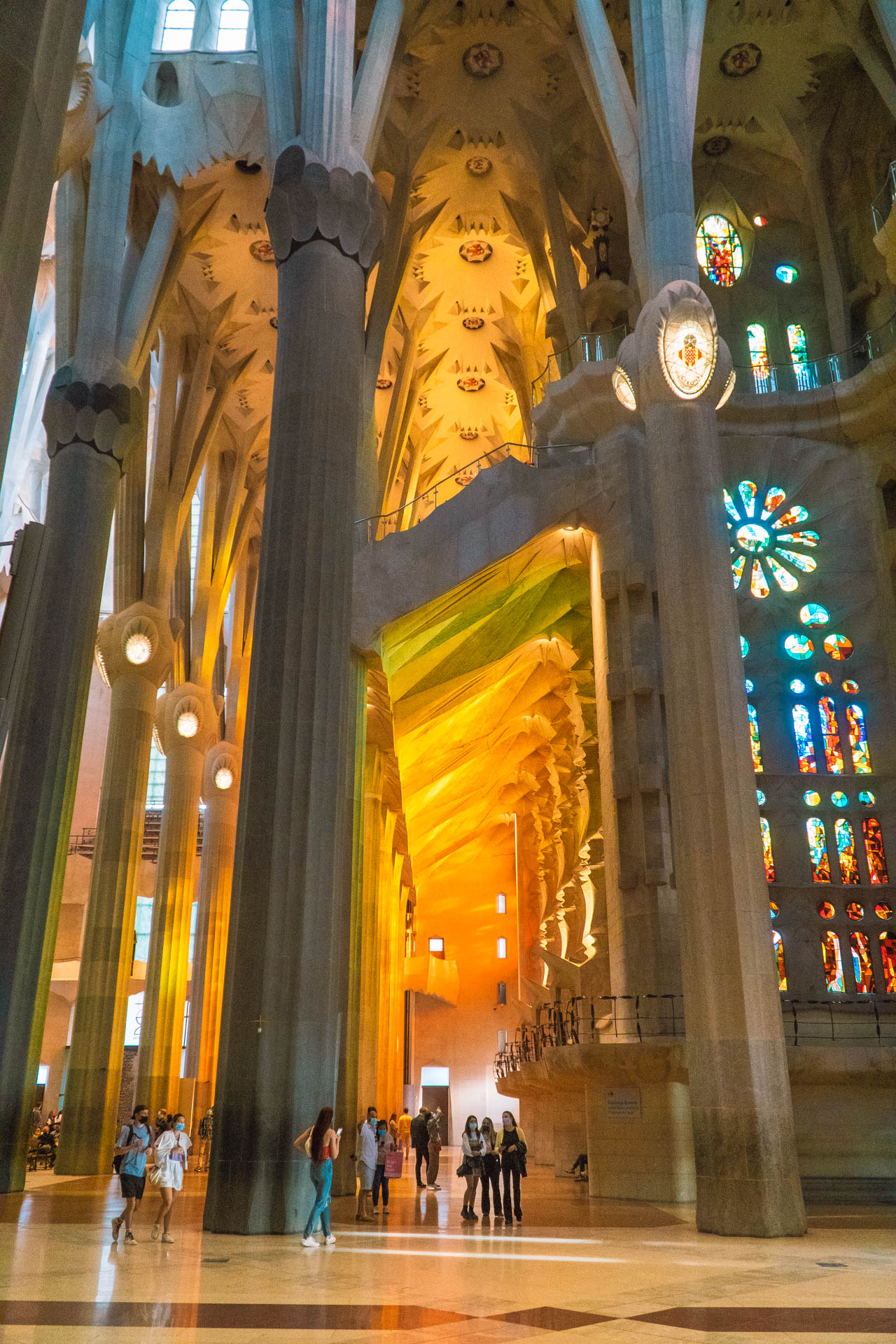 Kolorowe światło Sagrada Familia | Weekend w Barcelonie