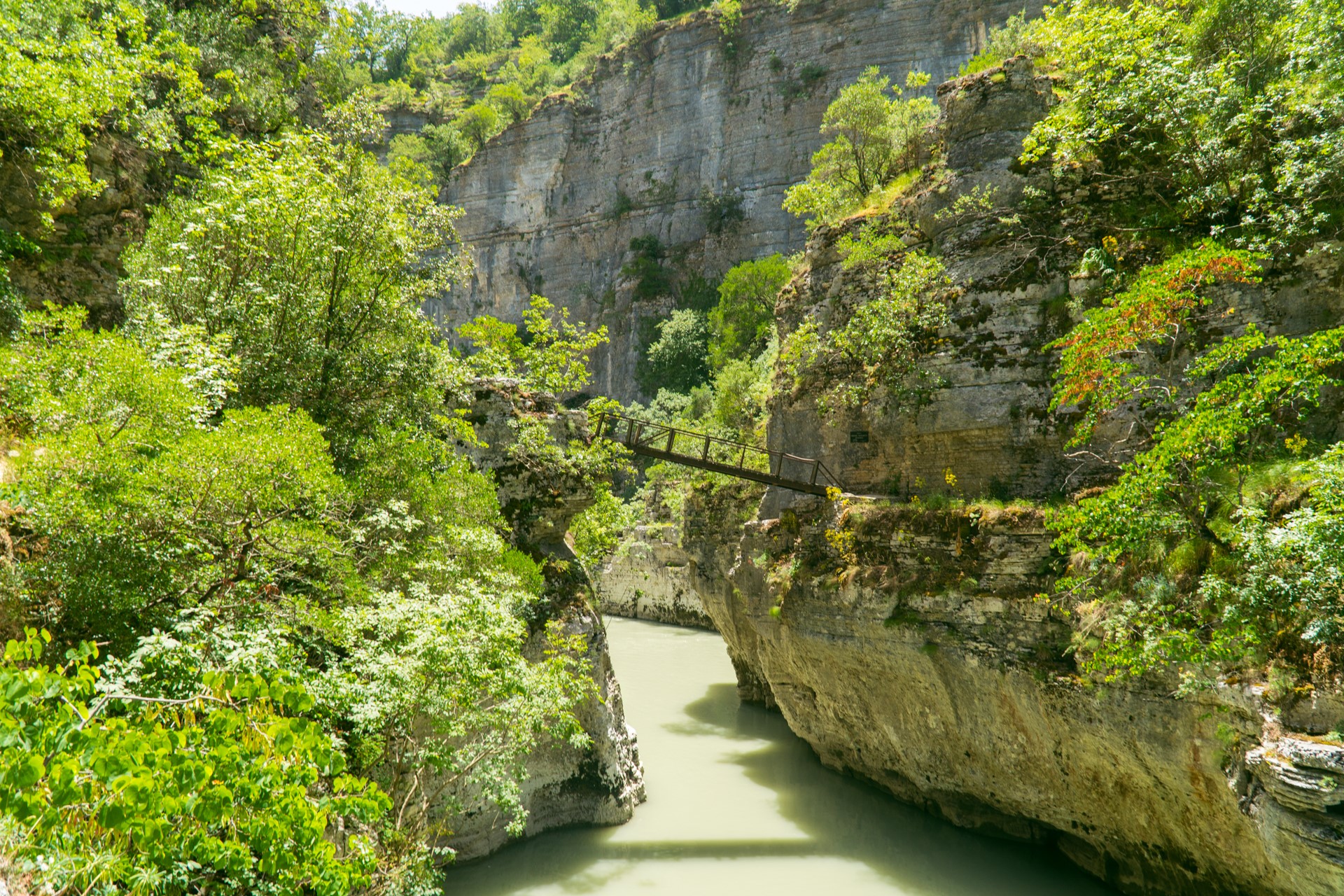 Most nad rzeką między wąskimi skałami | Kanion Osumi