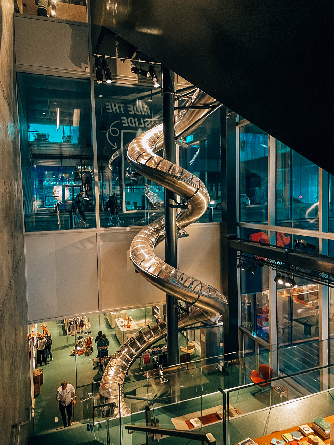 Zkeżdżalnia zamiast schodów w muzeum | Atrakcje w Kopenhadze