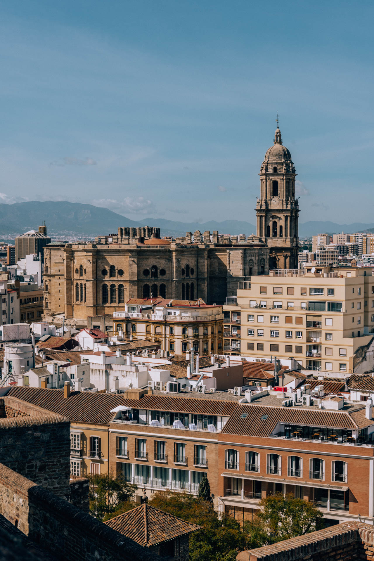 Katedra otoczona zabudowaniami miejskimi | Malaga