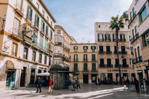 PLac miejski otoczony kamienicami i palmami | Malaga