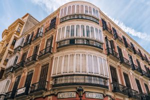 Zabytkowa kamienica z półąkrągłymi oknami | Malaga