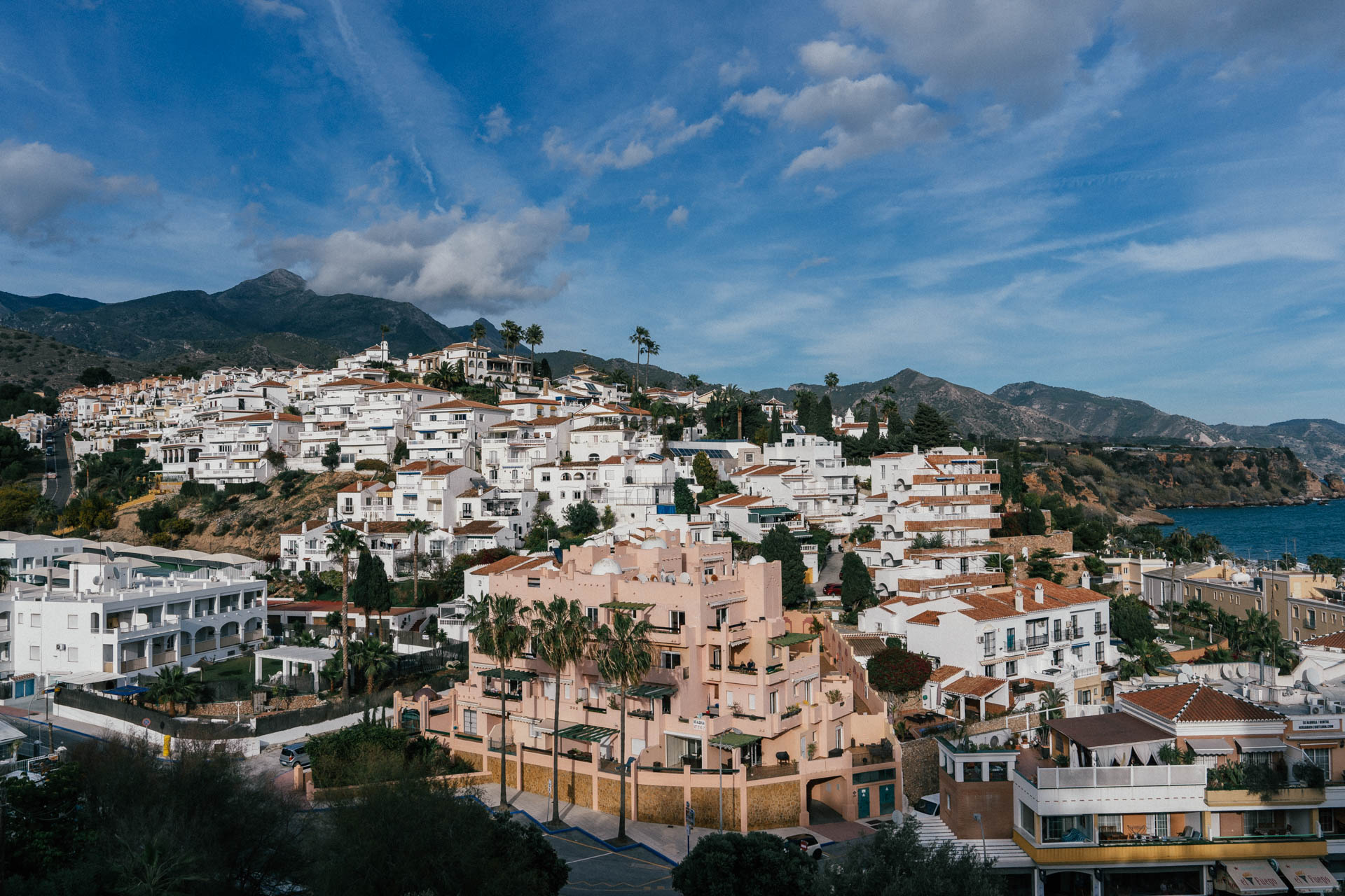 Widok na miasteczko Nerja w Andaluzji