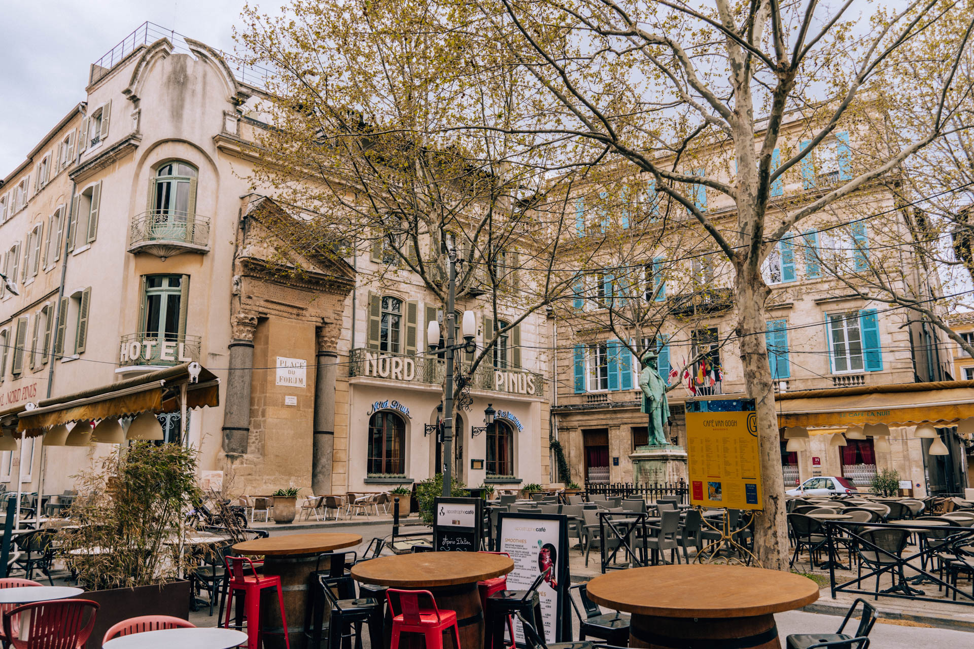Plac ze stolikami i restauracjami w Arles