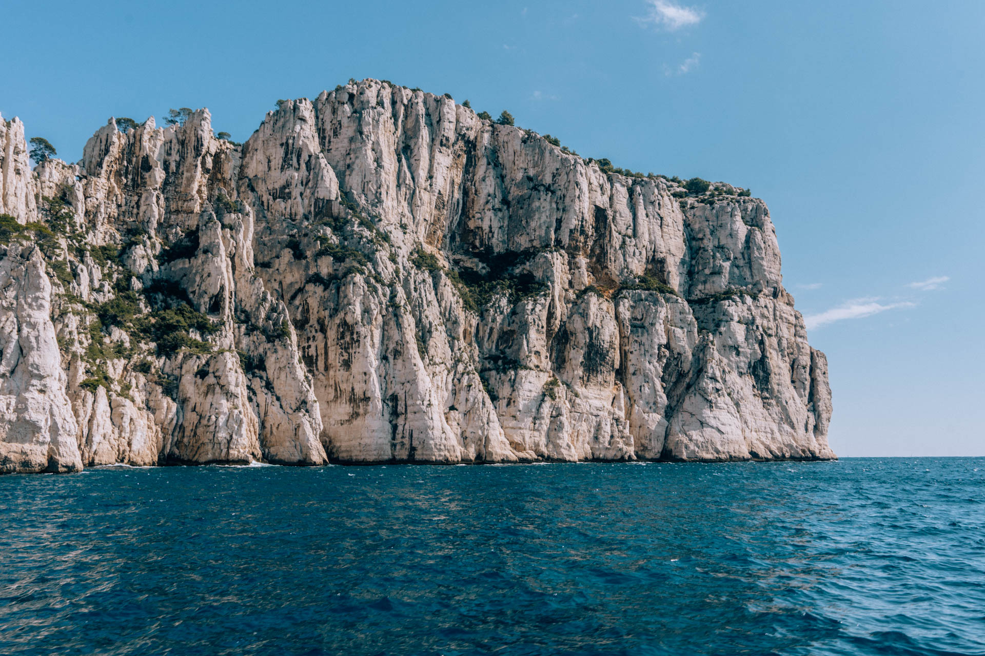 Niezwykłe formacje skalne wystające z morza w Parku Narodowym Calanques