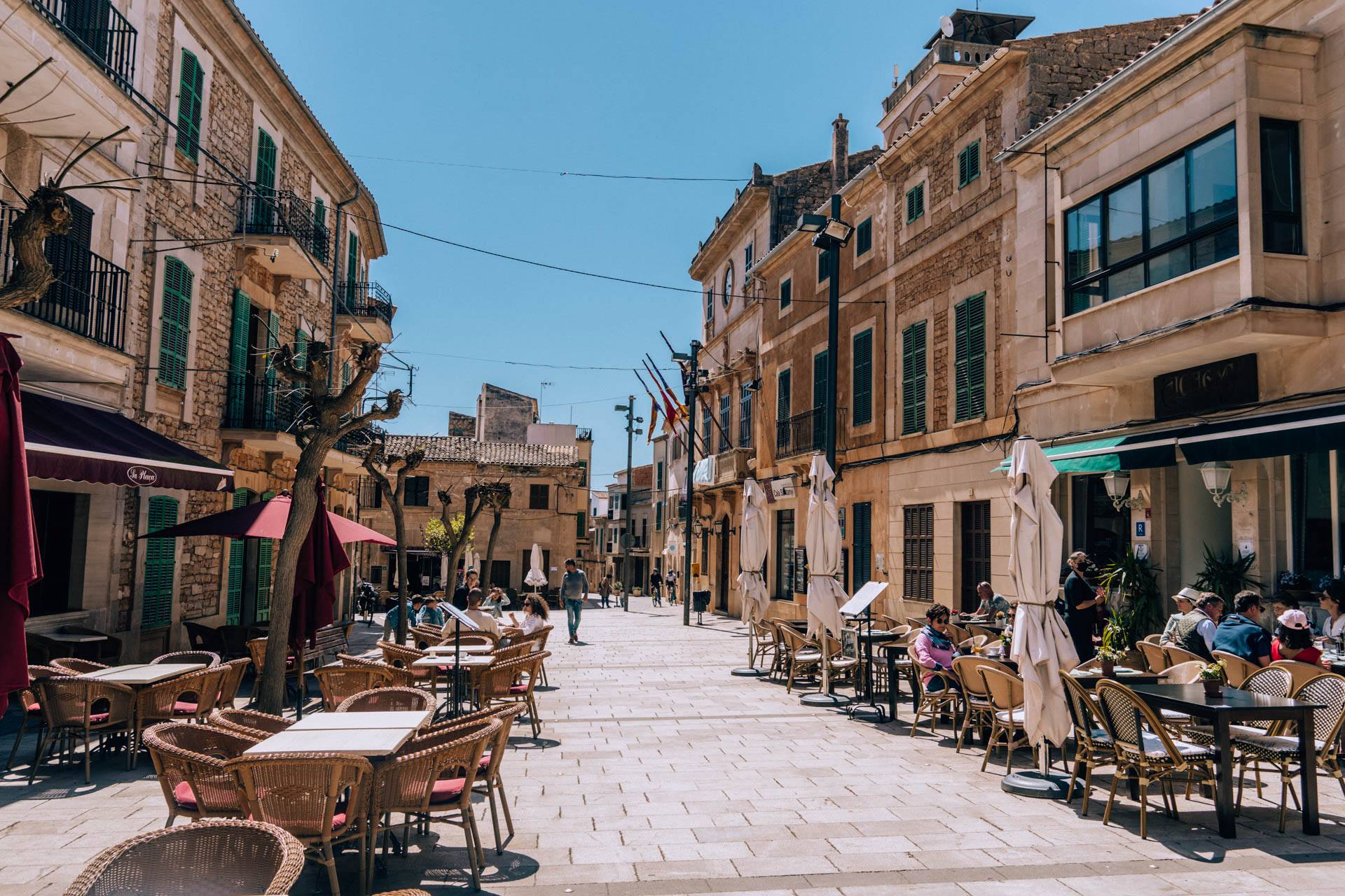 Restauracje i sklepy na głównym placu miasta Santanyi | Atrakcje na Majorce