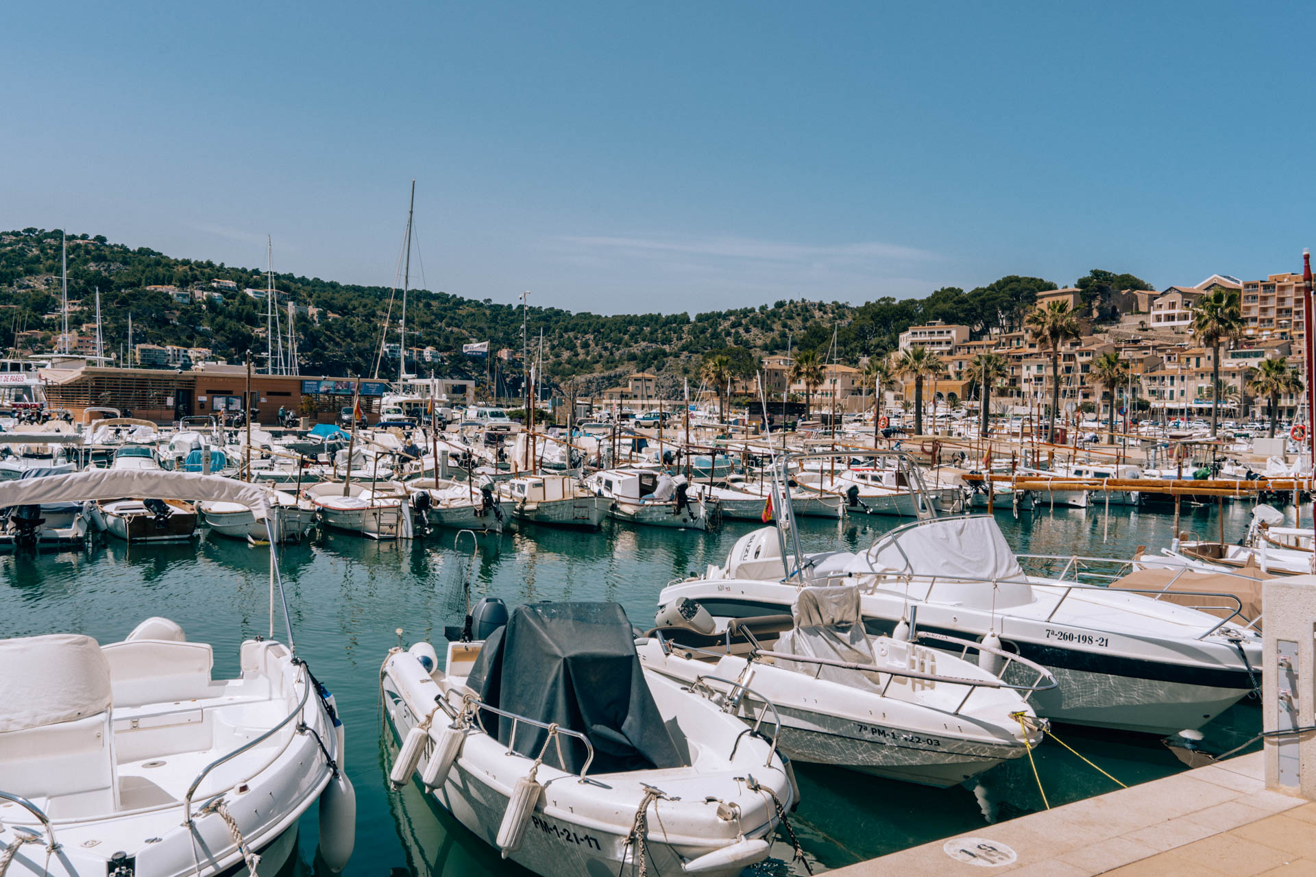 Łodzie w porcie w Port de Soller | Atrakcje na Majorce