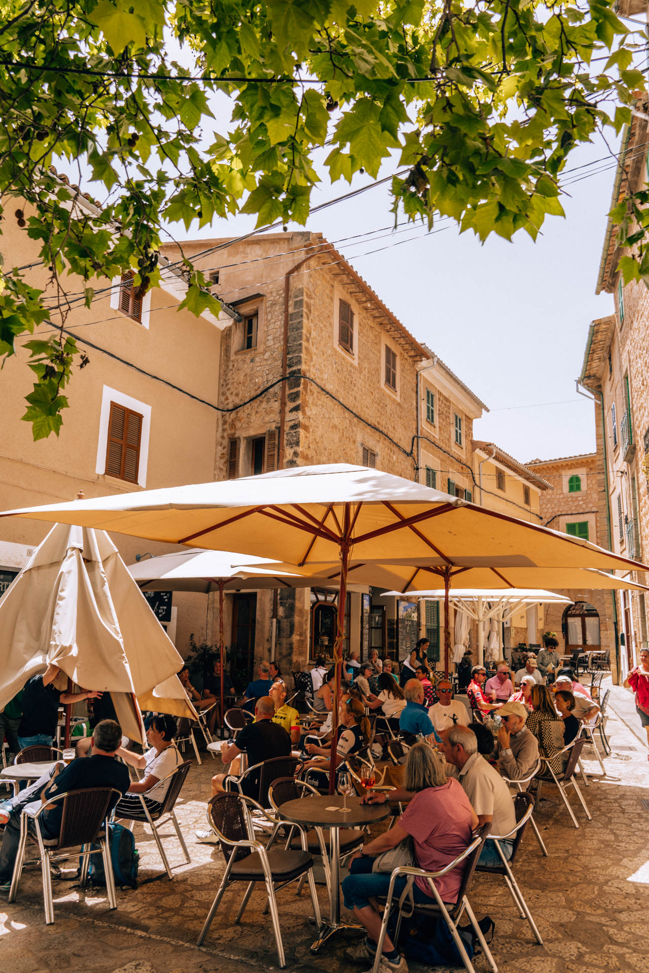 Ludzie restauracji w Fornalutx | Atrakcje na Majorce