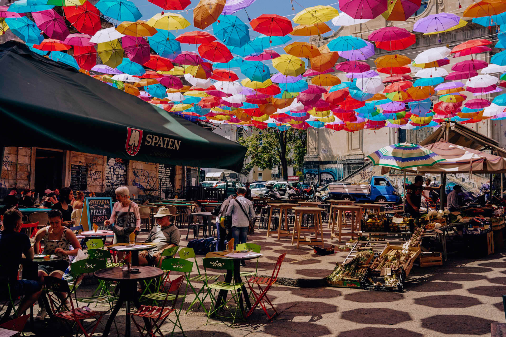 Kolorowe parasolki na ulicach Katanii | Weekend na Sycylii