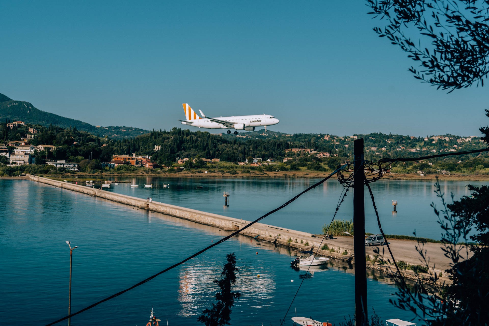 Samolot lądujący na lotnisku | Wakacje na Korfu