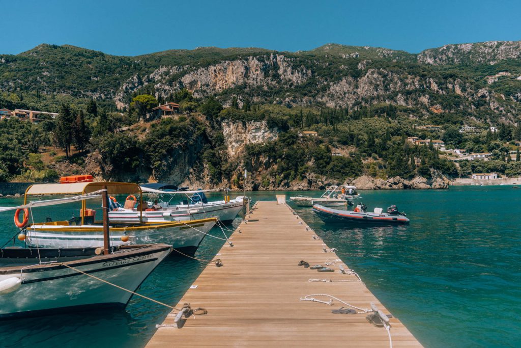 Port z łódkami w Paleokastritsy | Wakacje na Korfu