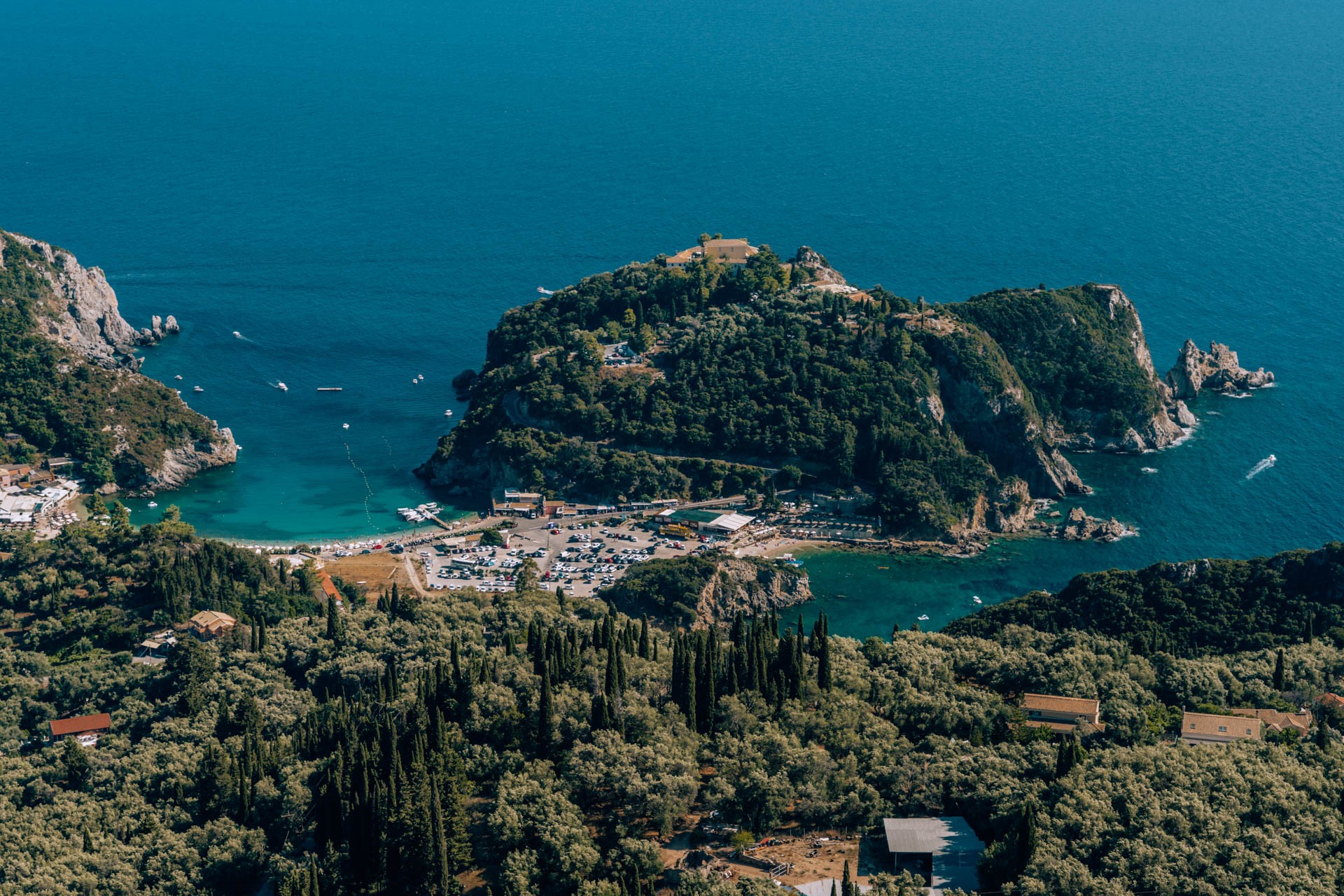 Górzyste wybrzeże wyspy | Wakacje na Korfu