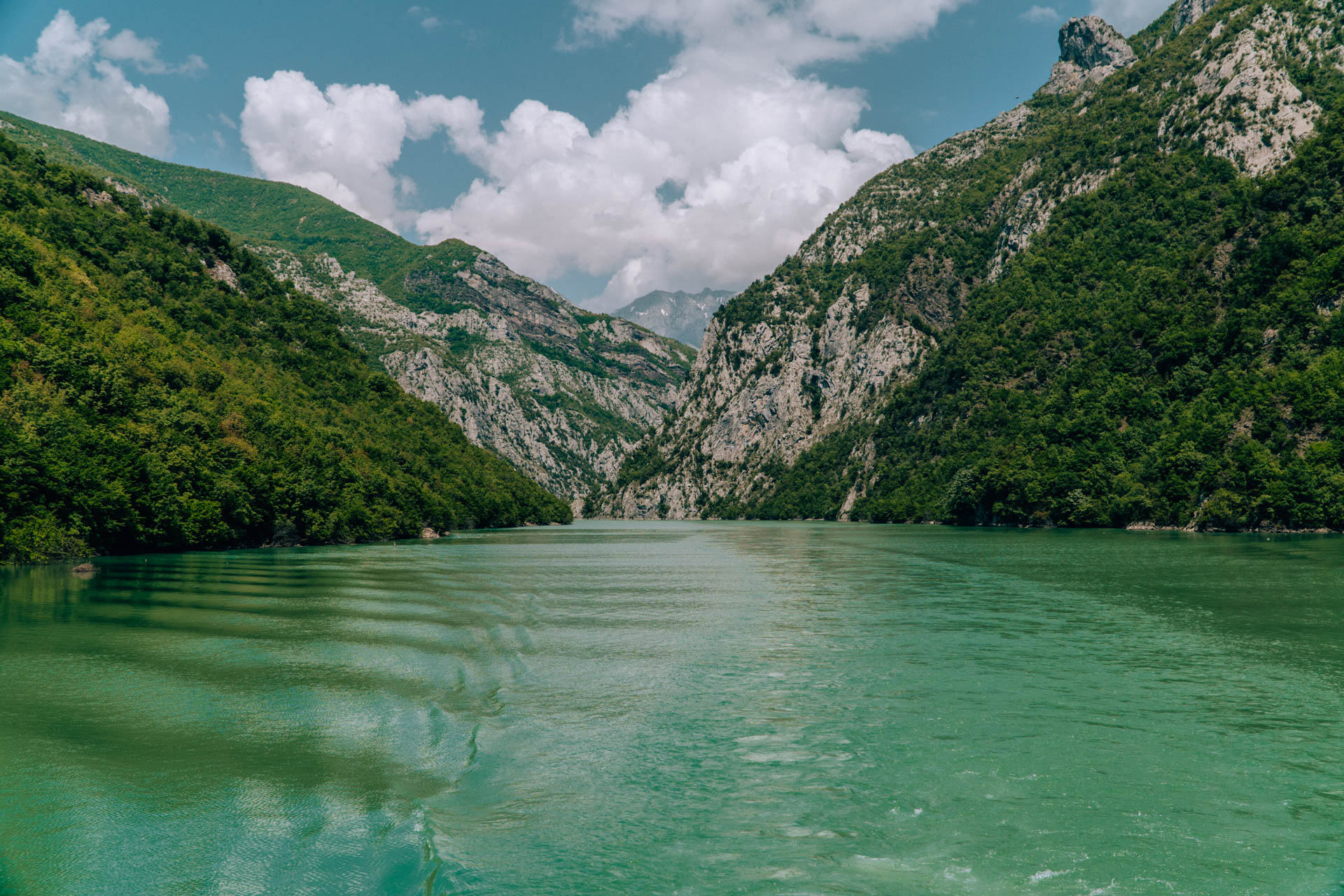 Rejs po Jeziorze Koman | Najciekawsze atrakcje Albanii
