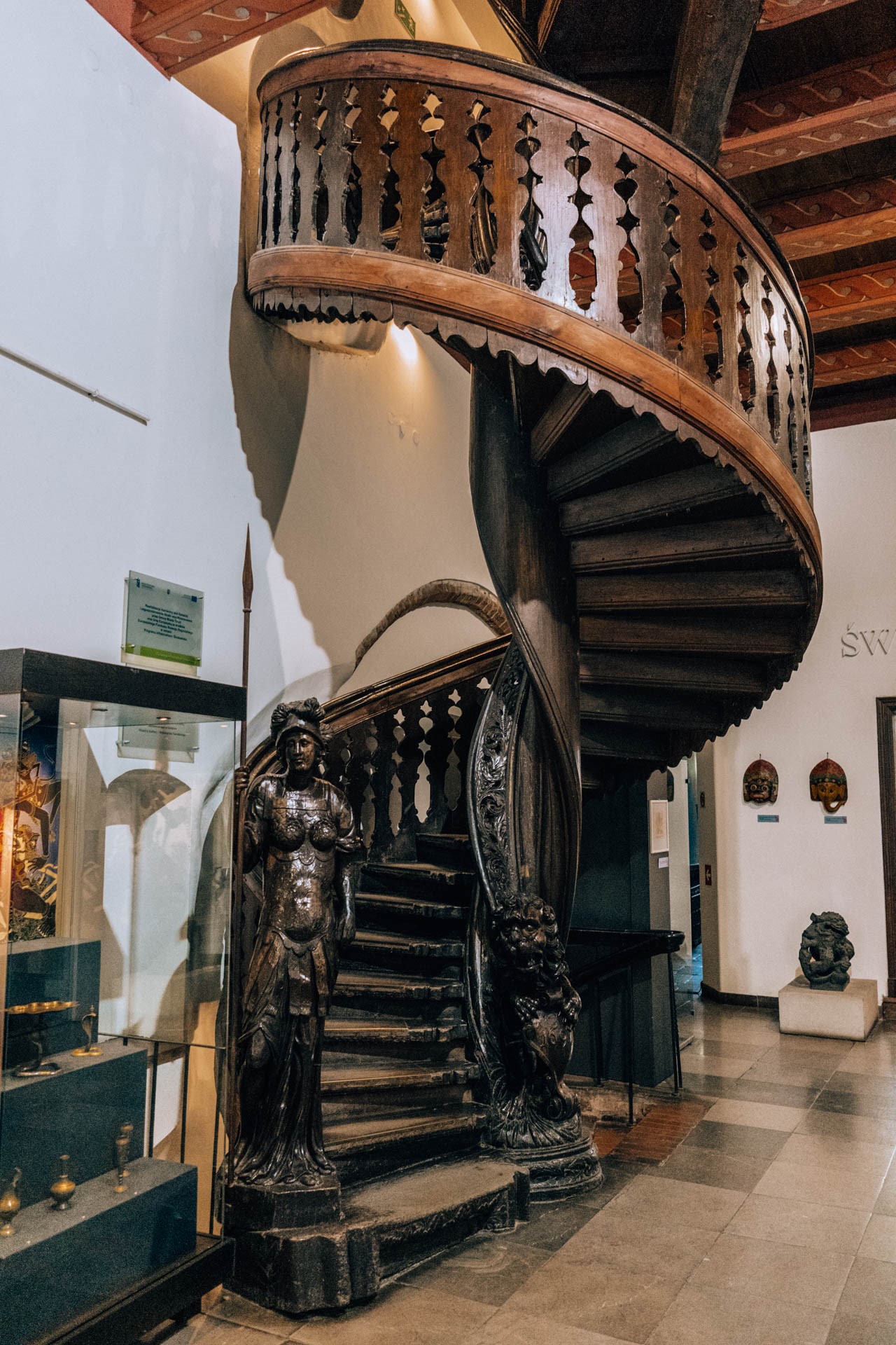 Drewniane schody w muzeum | Weekend w Toruniu