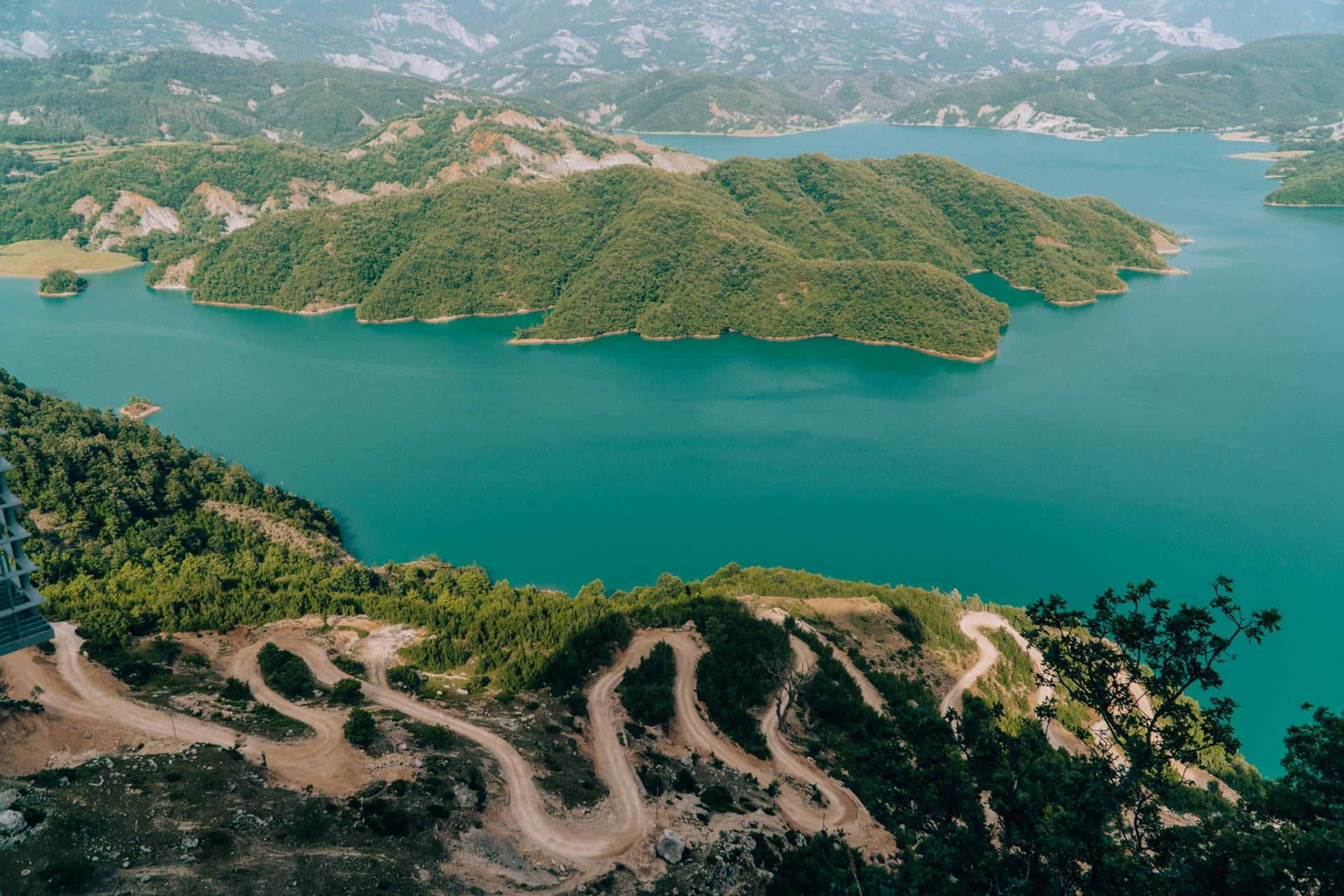 Niebieskie wody Jeziora Bovilla | Najciekawsze atrakcje Albanii