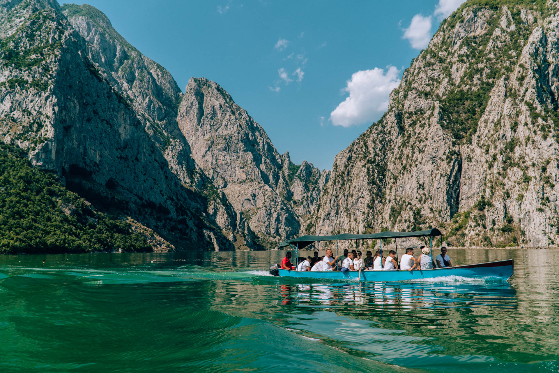 Łodka płynąca po Jeziorze Koman | Najciekawsze atrakcje w Albanii