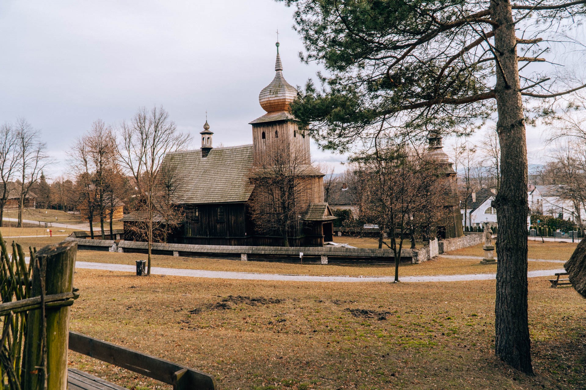 Drewniany kościół z dzwonnicą z XVII wieku | Nadwiślański Park Etnograficzny